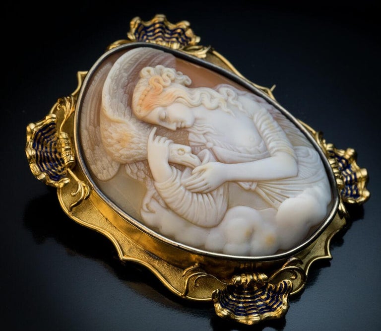 Victorian Antique 19th Century Shell Cameo Gold Brooch For Sale
