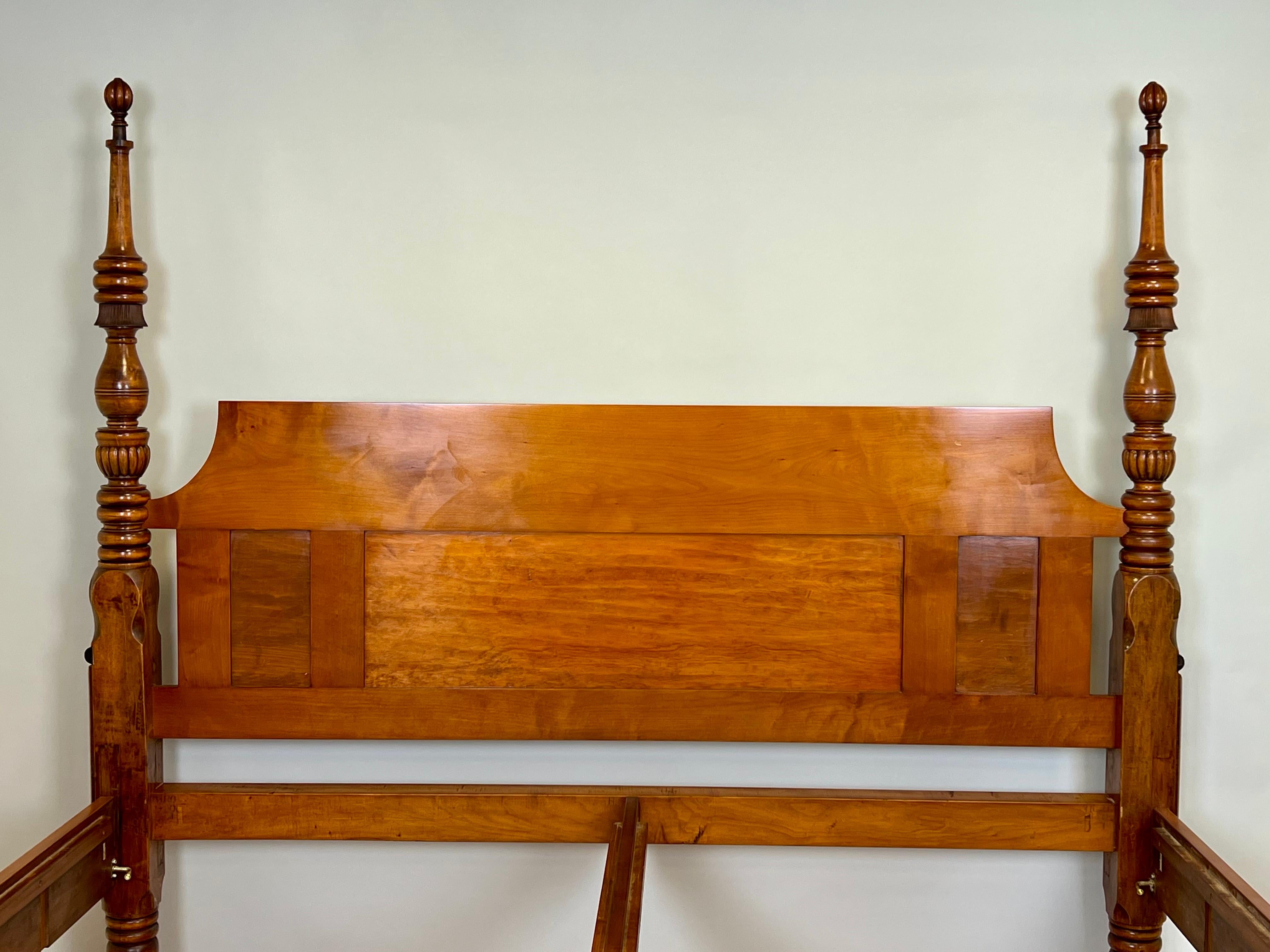 Ancien lit de campagne Sheraton du 19e siècle, redimensionné en King par Leonard New England en vente 5