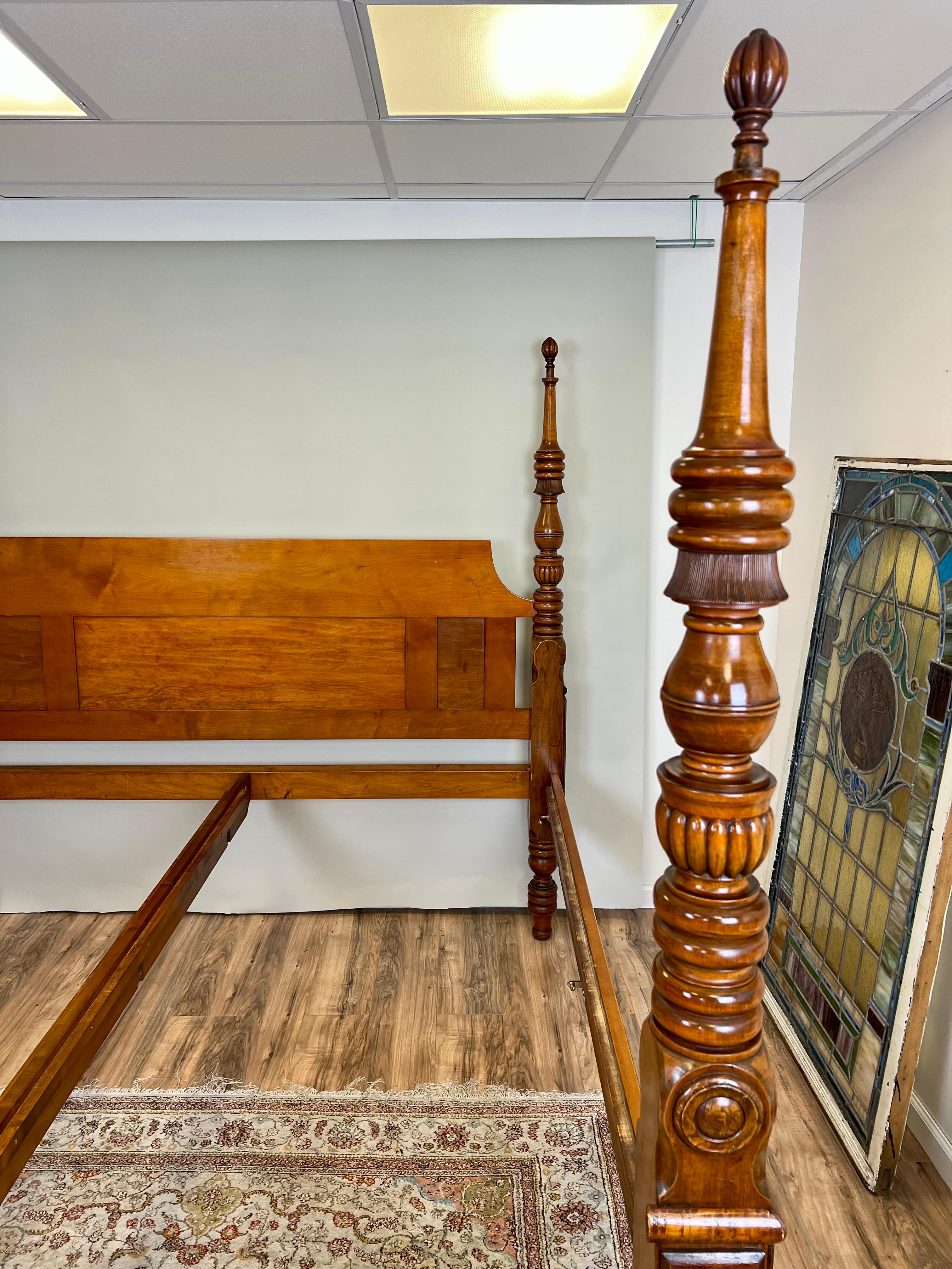 Ancien lit de campagne Sheraton du 19e siècle, redimensionné en King par Leonard New England en vente 7