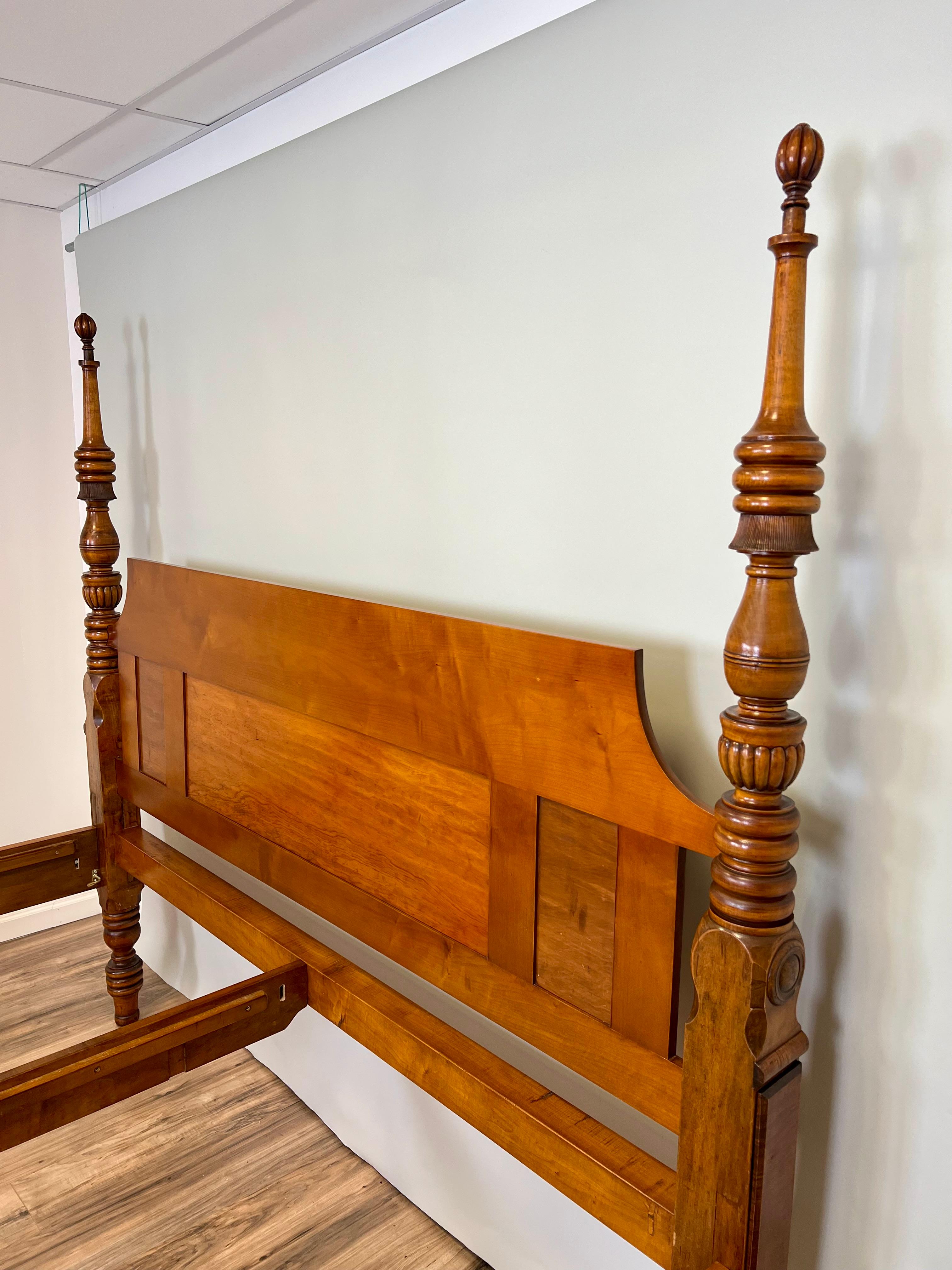 Érable Ancien lit de campagne Sheraton du 19e siècle, redimensionné en King par Leonard New England en vente