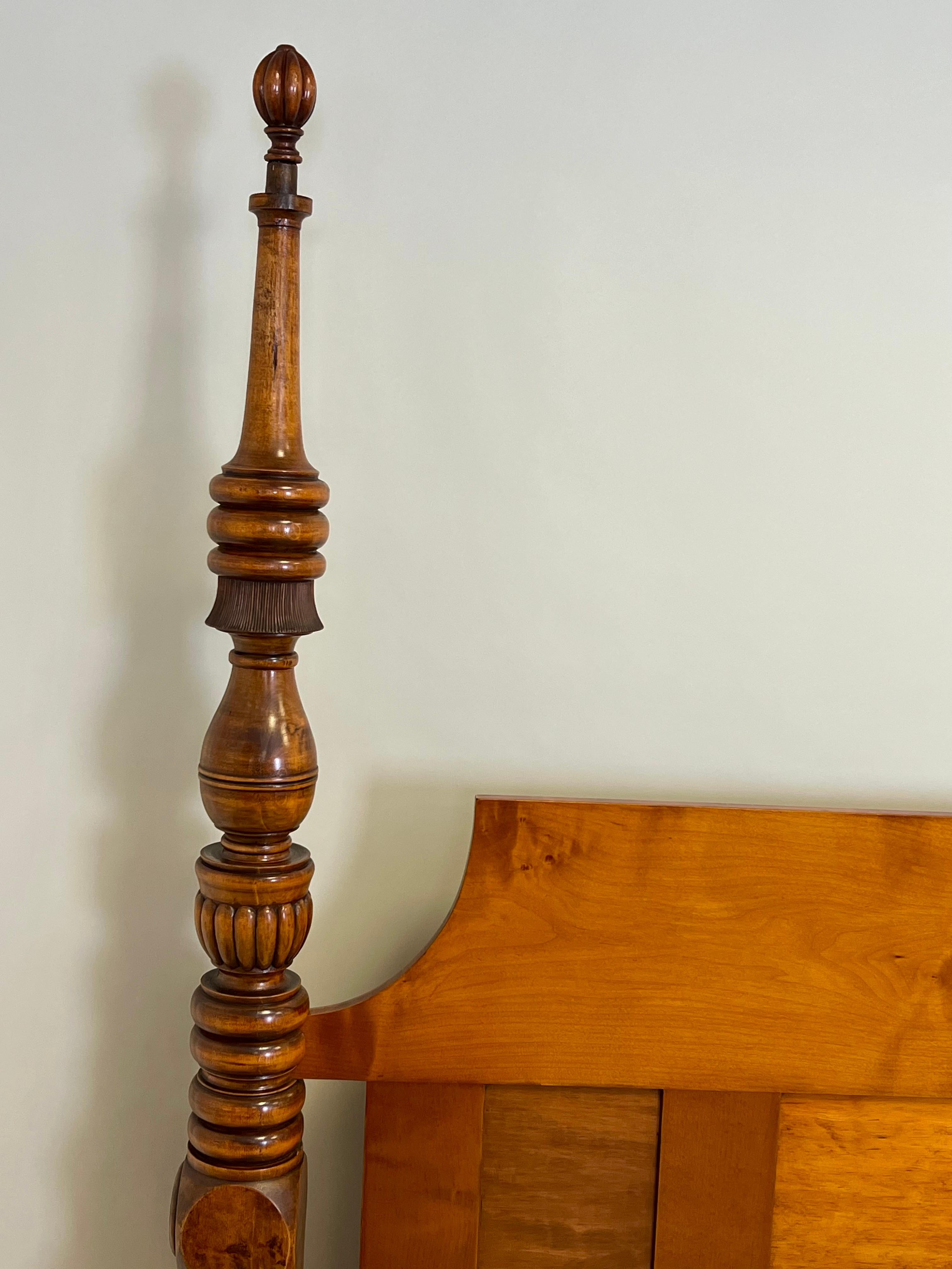 Ancien lit de campagne Sheraton du 19e siècle, redimensionné en King par Leonard New England en vente 1