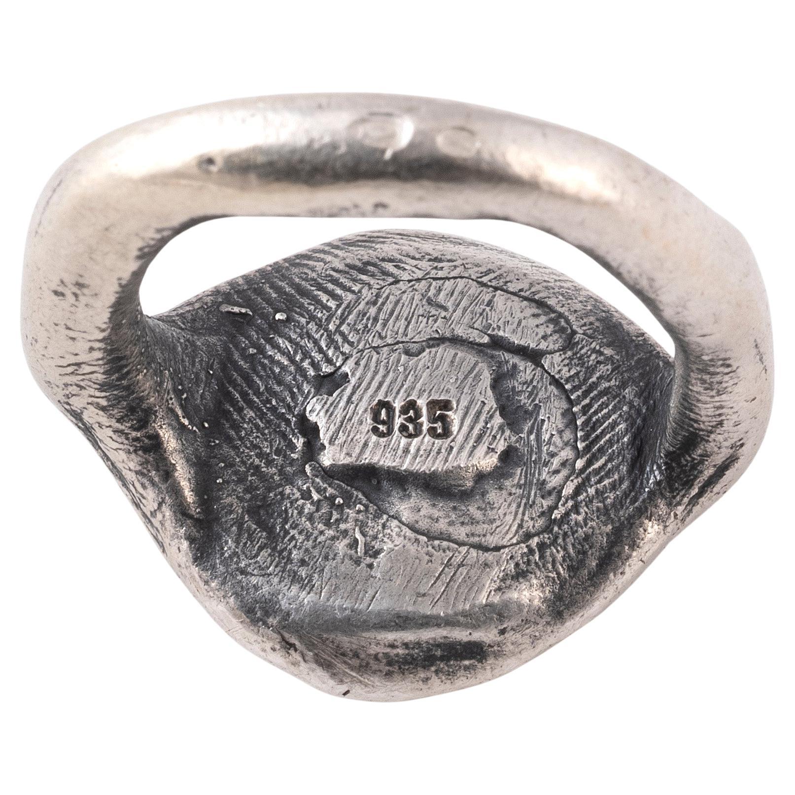 Bague ancienne en argent 800 millièmes, ornée d'un masque de Méduse en or jaune 750 millièmes.
19ème siècle.
Taille des doigts : 4 1/4
Poids brut : 11,9 g
