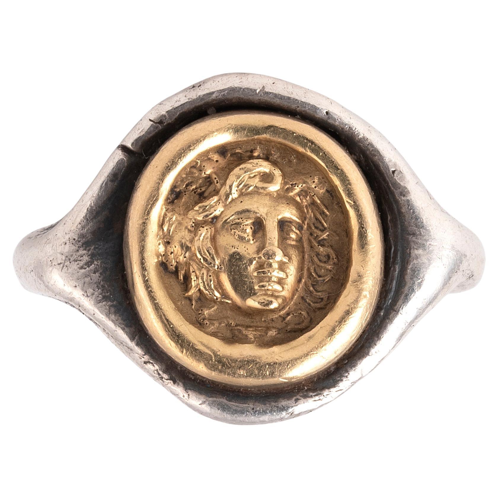 Bague ancienne du 19e siècle en argent et or avec camée en forme de Méduse Pour hommes en vente