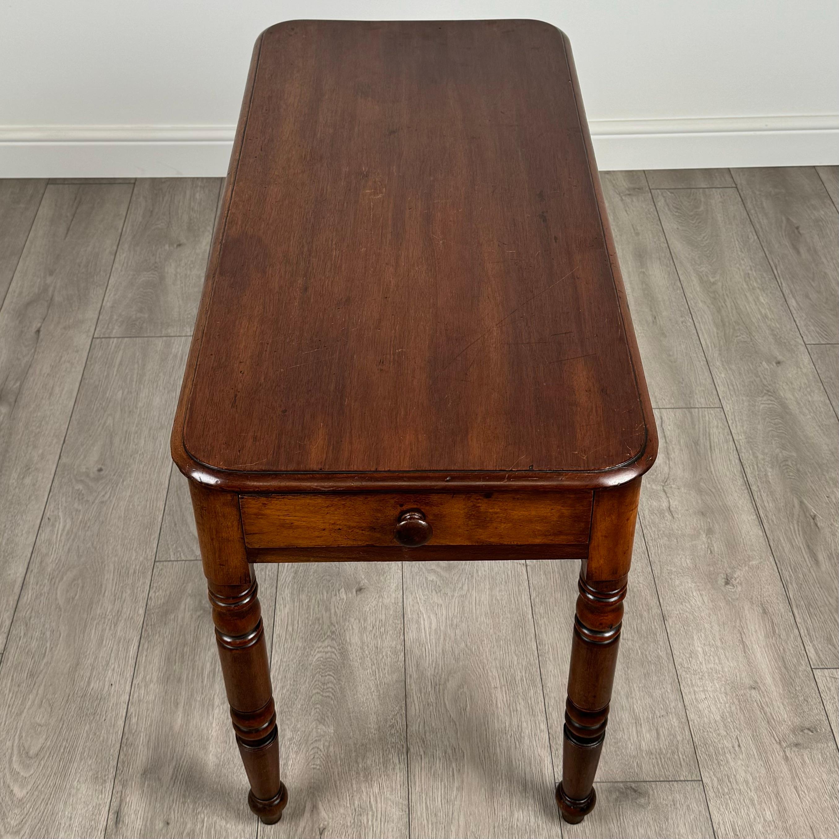Table d'appoint ancienne du 19ème siècle à un tiroir en acajou ( REF AF-3656 ) en vente 4