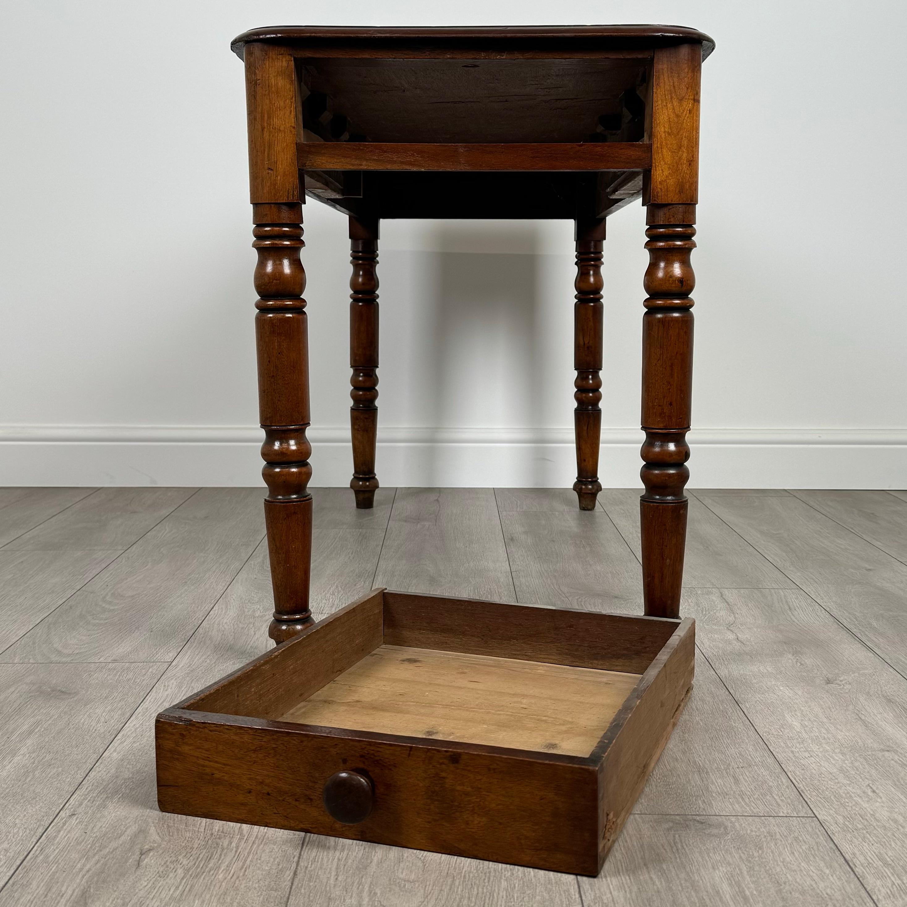 Table d'appoint ancienne du 19ème siècle à un tiroir en acajou ( REF AF-3656 ) en vente 5