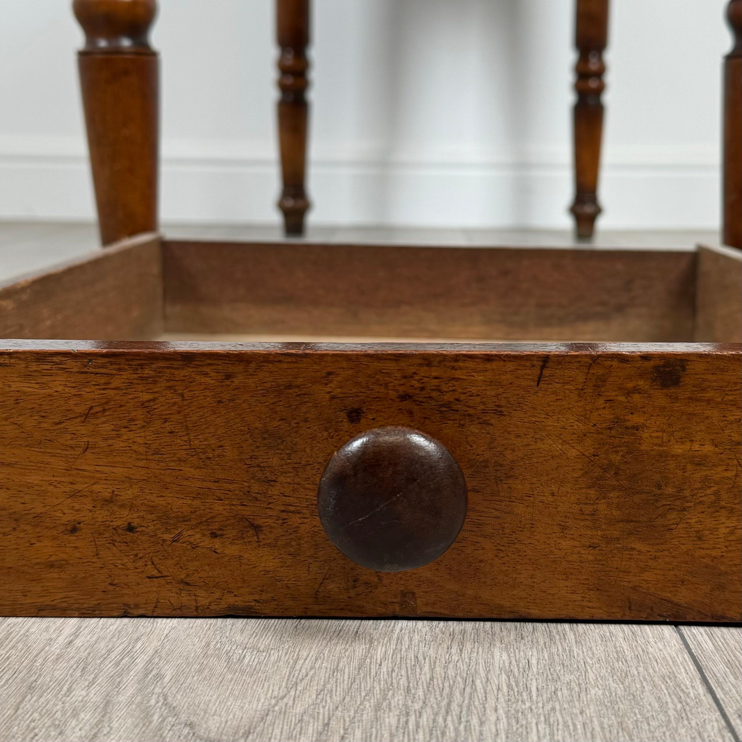 Table d'appoint ancienne du 19ème siècle à un tiroir en acajou ( REF AF-3656 ) en vente 6