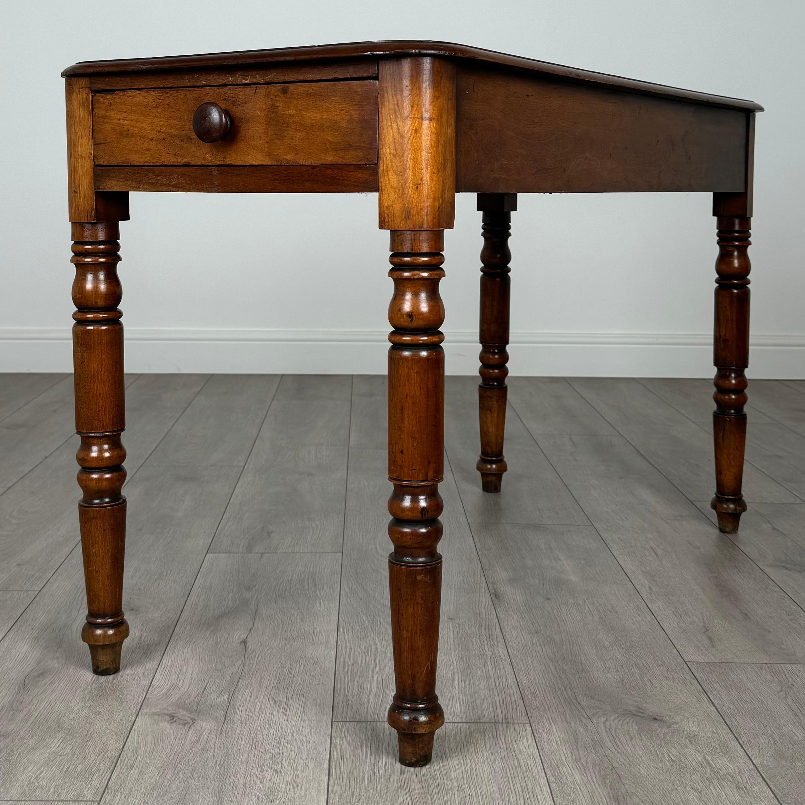 Britannique Table d'appoint ancienne du 19ème siècle à un tiroir en acajou ( REF AF-3656 ) en vente
