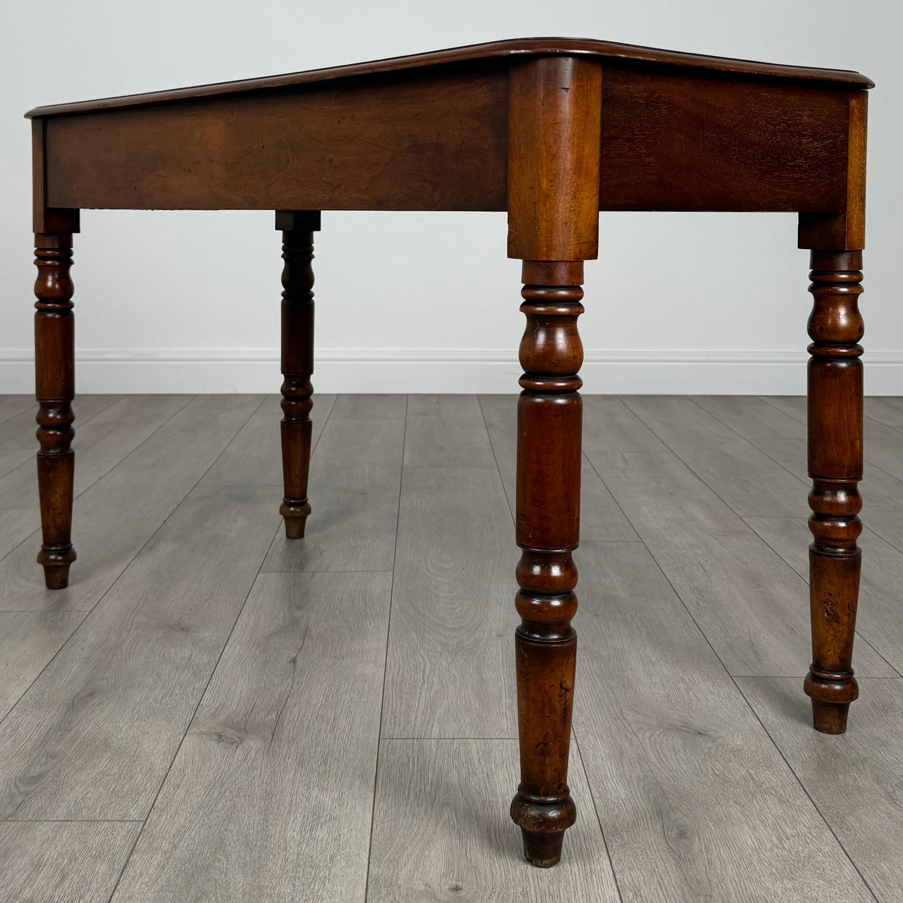 XIXe siècle Table d'appoint ancienne du 19ème siècle à un tiroir en acajou ( REF AF-3656 ) en vente