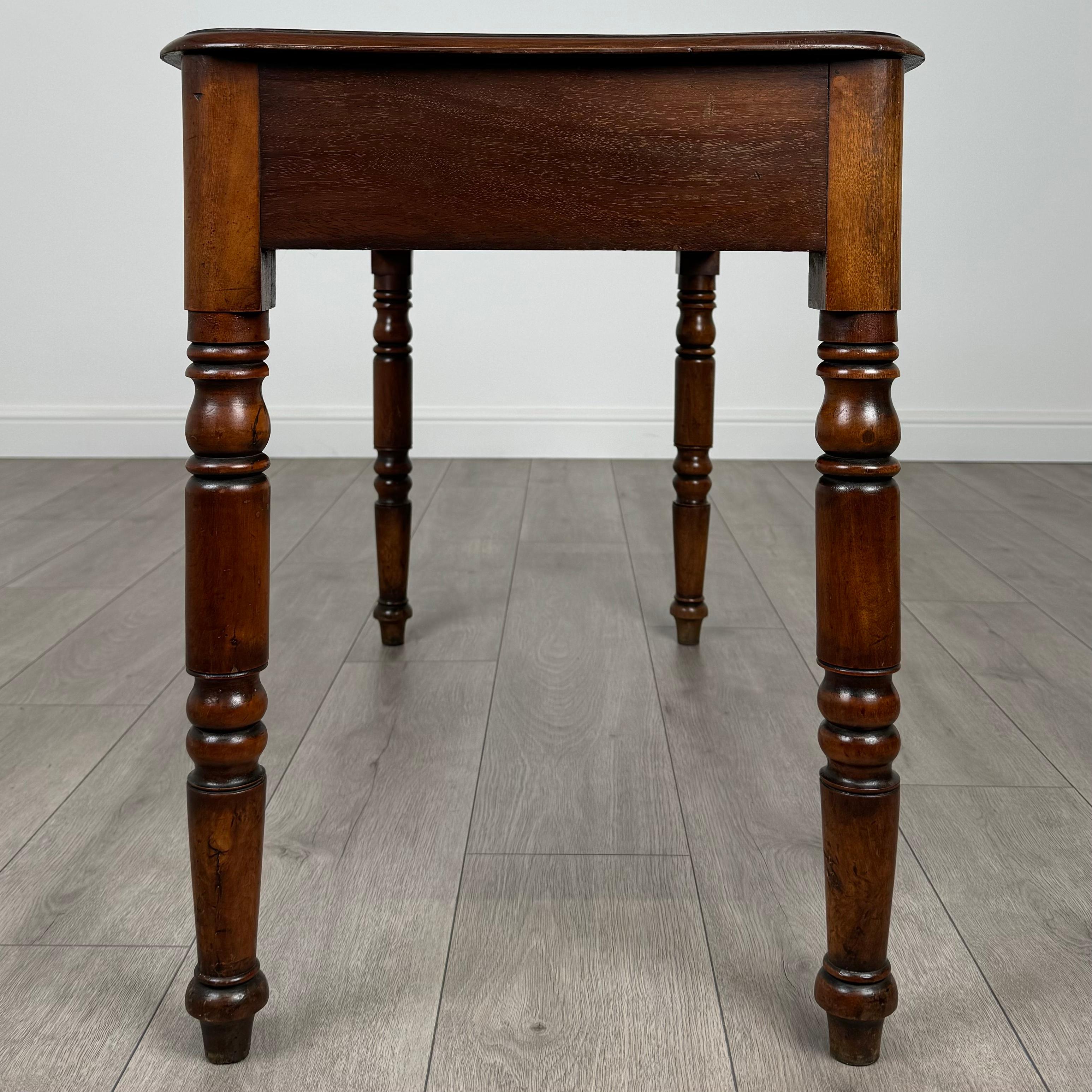 Acajou Table d'appoint ancienne du 19ème siècle à un tiroir en acajou ( REF AF-3656 ) en vente