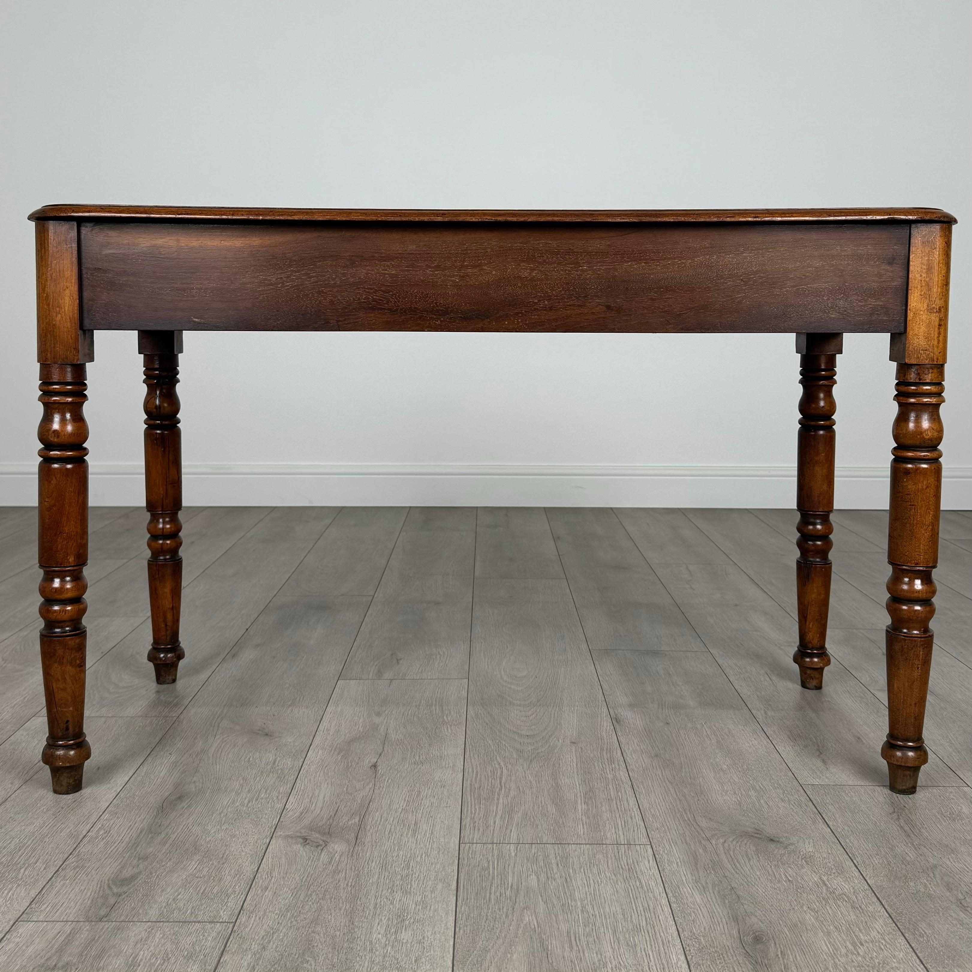 Table d'appoint ancienne du 19ème siècle à un tiroir en acajou ( REF AF-3656 ) en vente 2