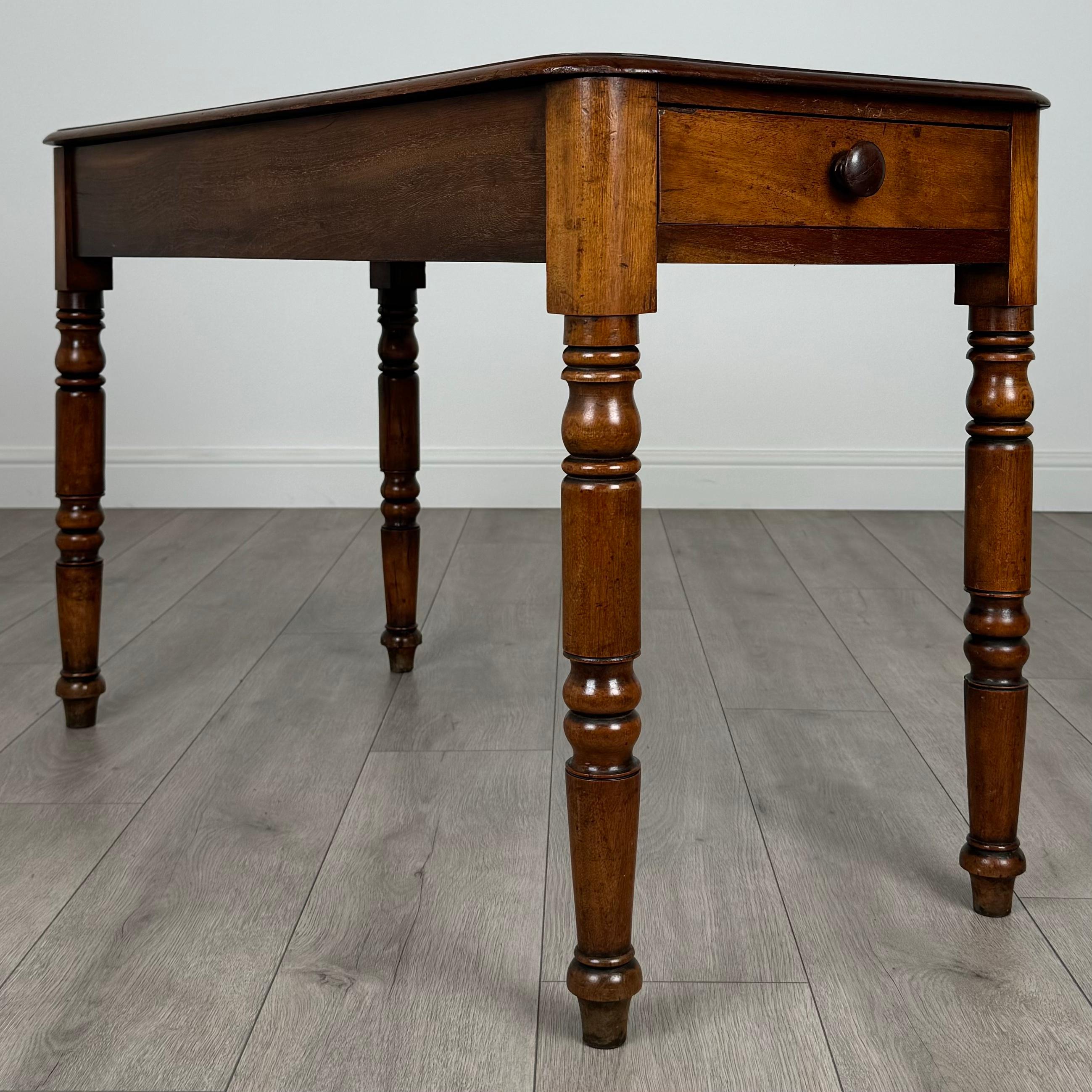 Table d'appoint ancienne du 19ème siècle à un tiroir en acajou ( REF AF-3656 ) en vente 3