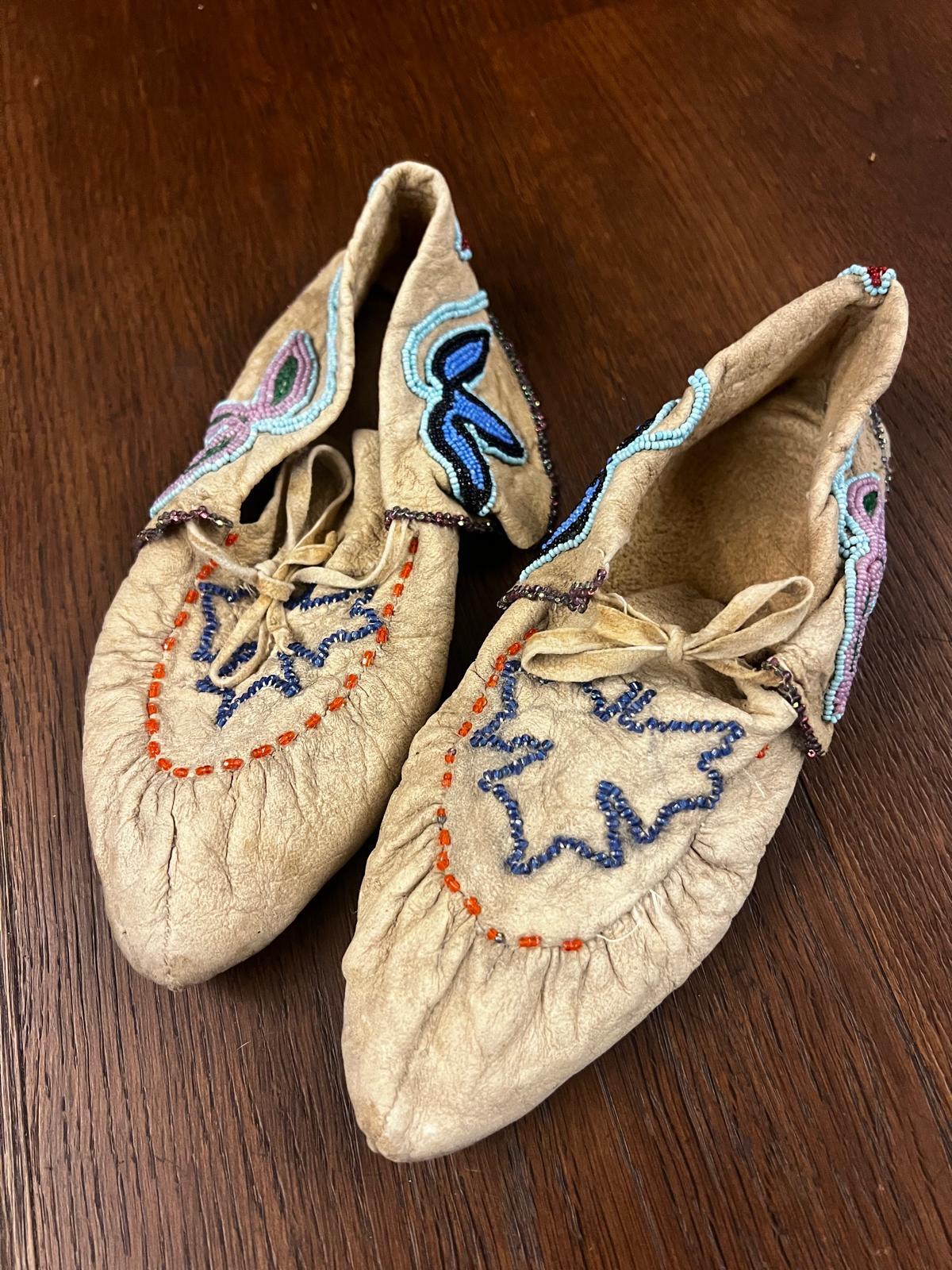 Une paire exceptionnelle de mocassins amérindiens du XIXe siècle entièrement perlés (pointure 36 pour les femmes européennes, ce qui équivaut à la pointure 6 pour les femmes américaines). 
Les mocassins sont fabriqués en peau d'animal (cuir) et