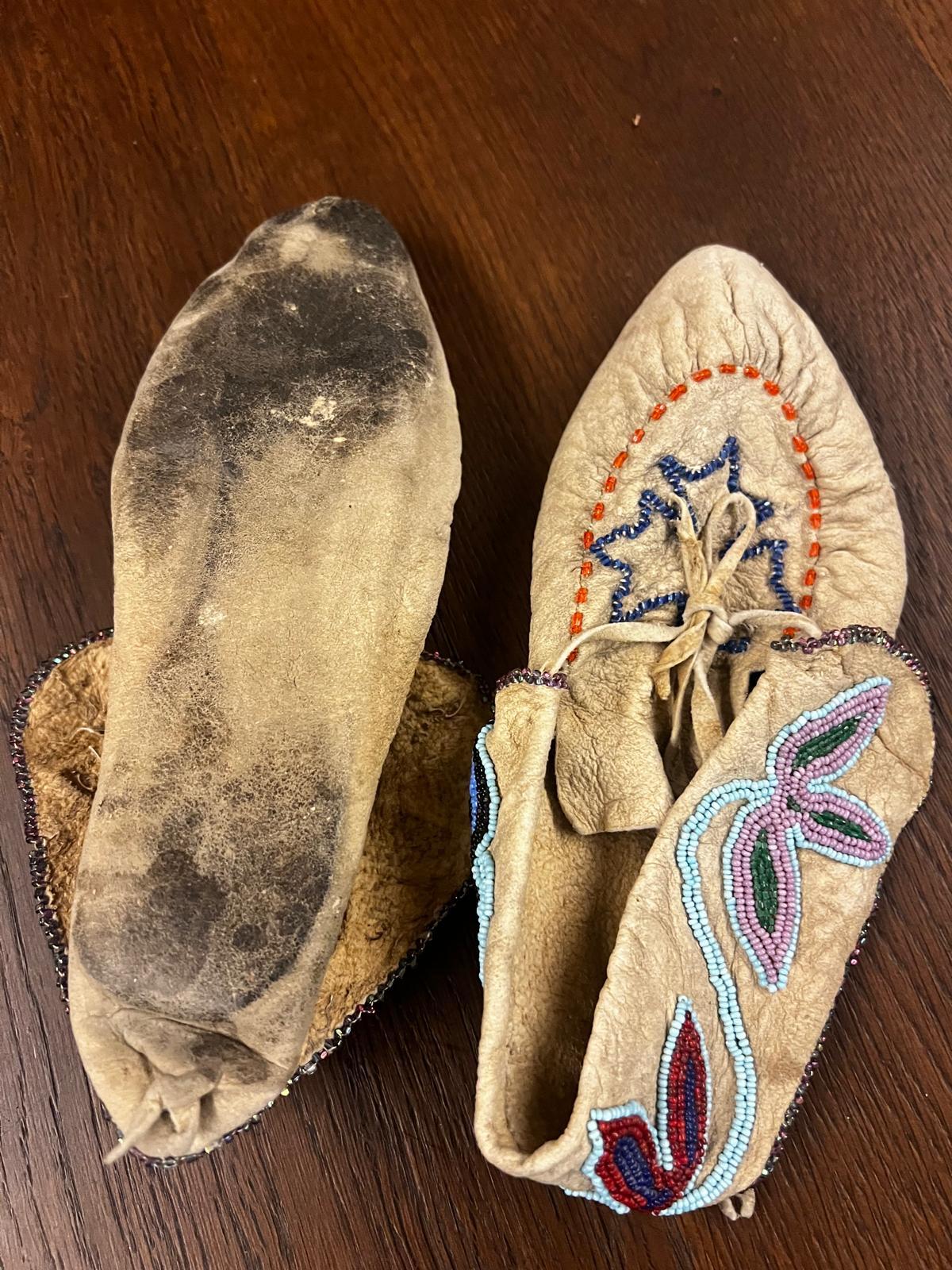 Amérindien Mocassins anciens Sioux du 19e siècle, perlés, d'origine amérindienne en vente
