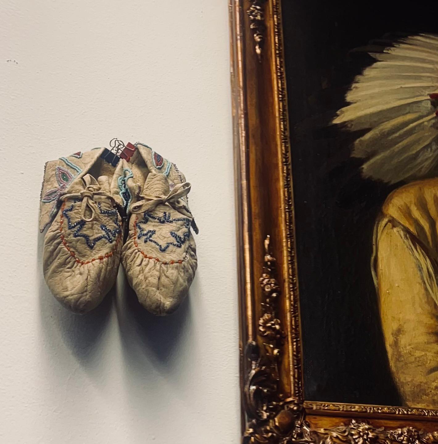 Américain Mocassins anciens Sioux du 19e siècle, perlés, d'origine amérindienne en vente