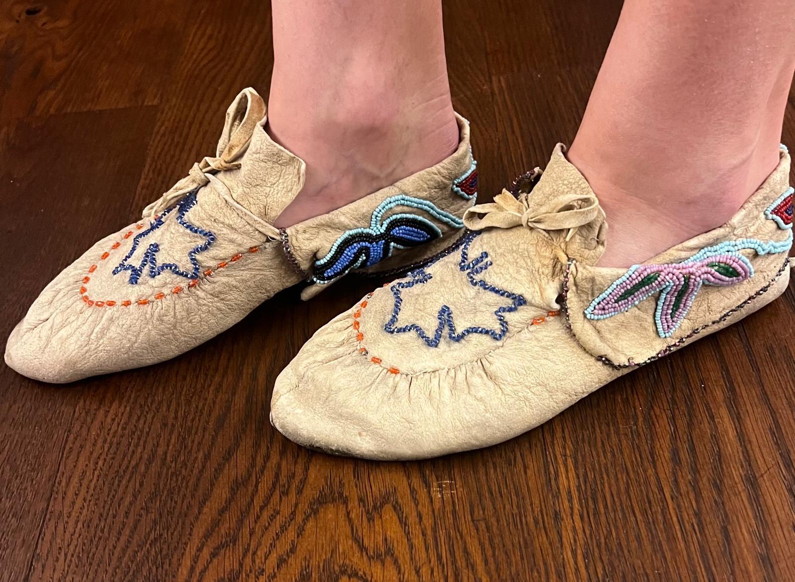 Fait main Mocassins anciens Sioux du 19e siècle, perlés, d'origine amérindienne en vente