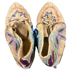 Antichi mocassini Sioux del XIX secolo con perline dei nativi americani