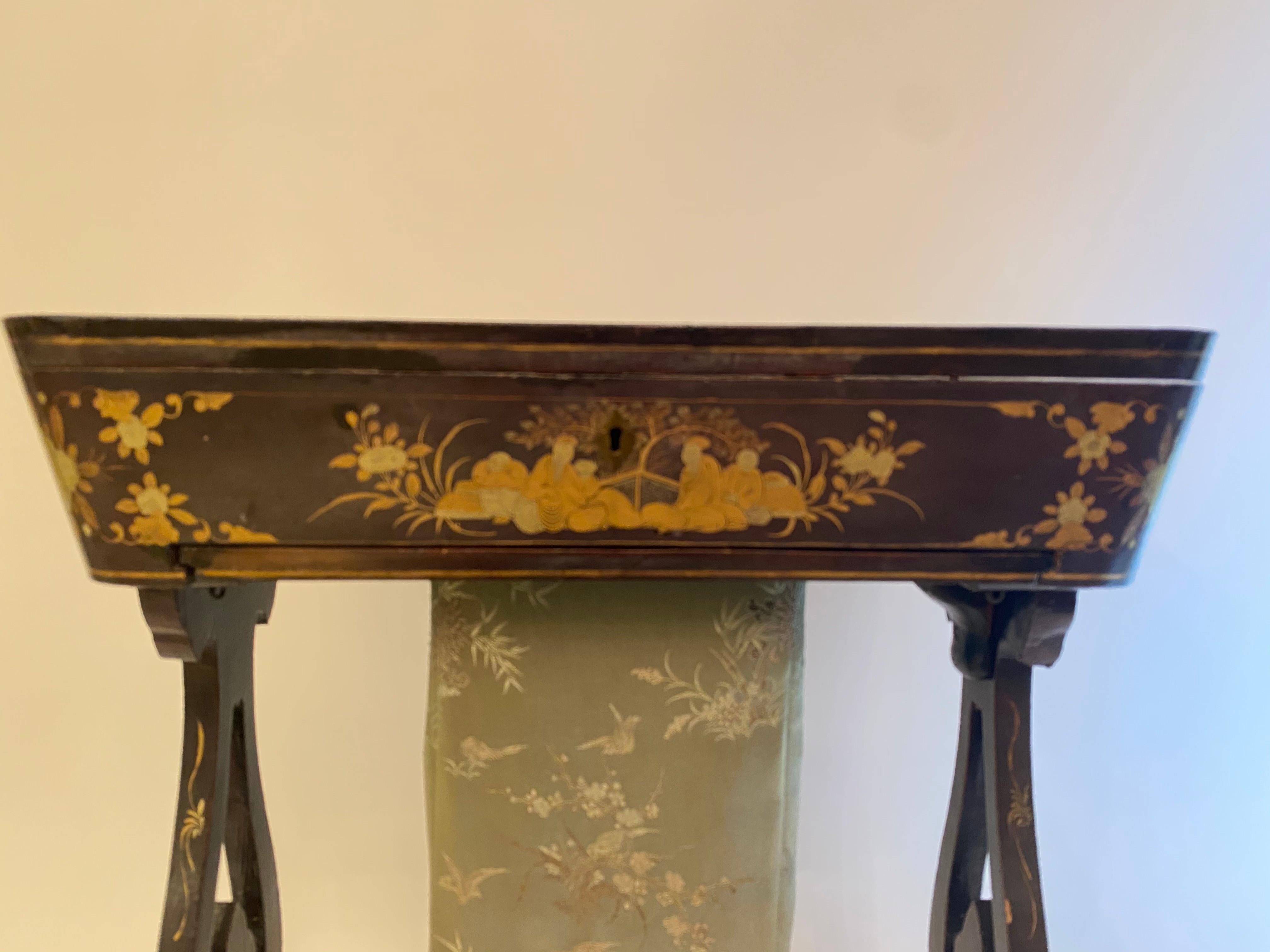 Petite table à couture chinoise ancienne du 19ème siècle en laque laquée Bon état - En vente à Brea, CA