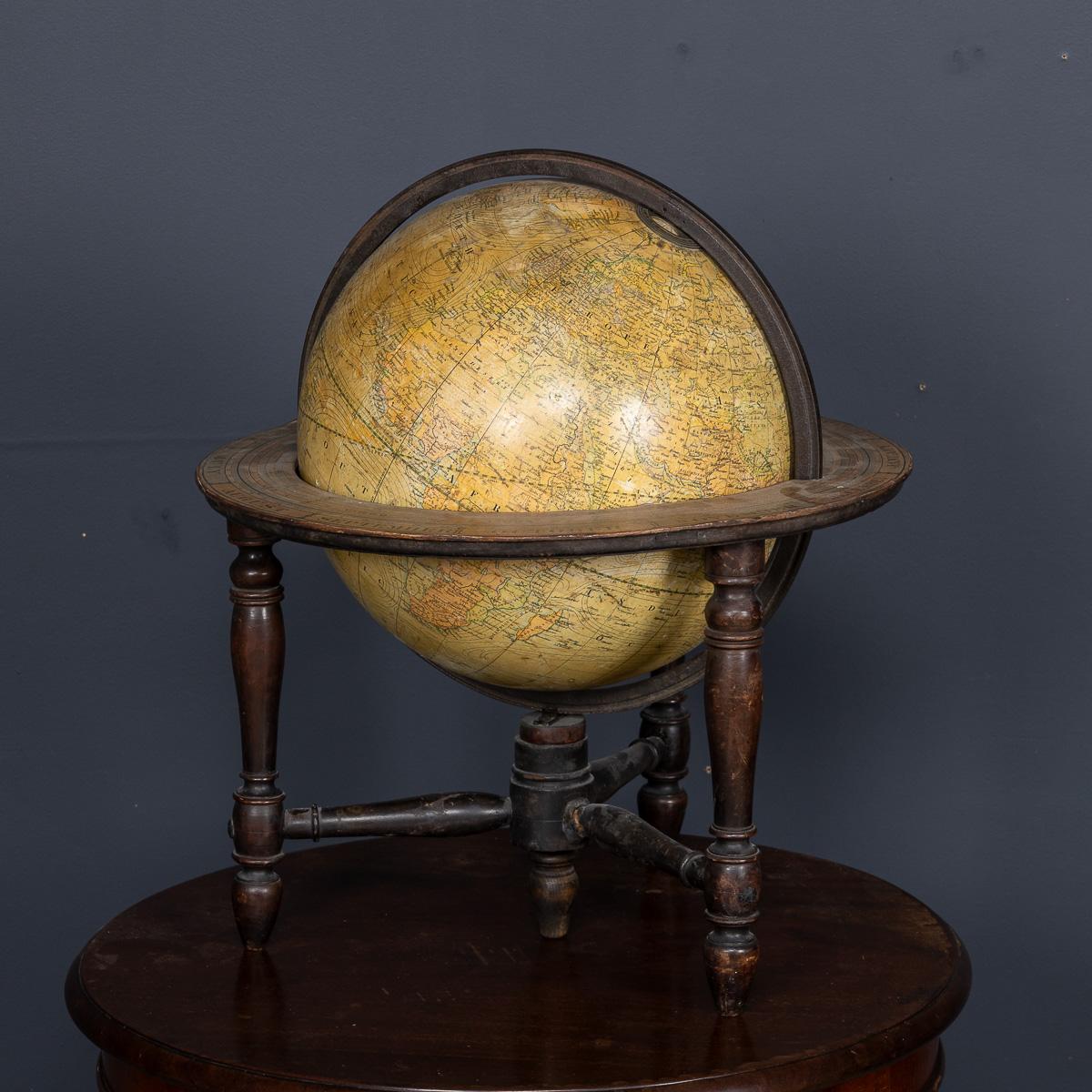 Antico globo terrestre inglese del XIX secolo realizzato da George Philip & Son. Posizionato su un supporto in noce. Questo pezzo è un'aggiunta straordinaria a qualsiasi libreria o un elemento decorativo e funzionale per la casa.

George Philip era