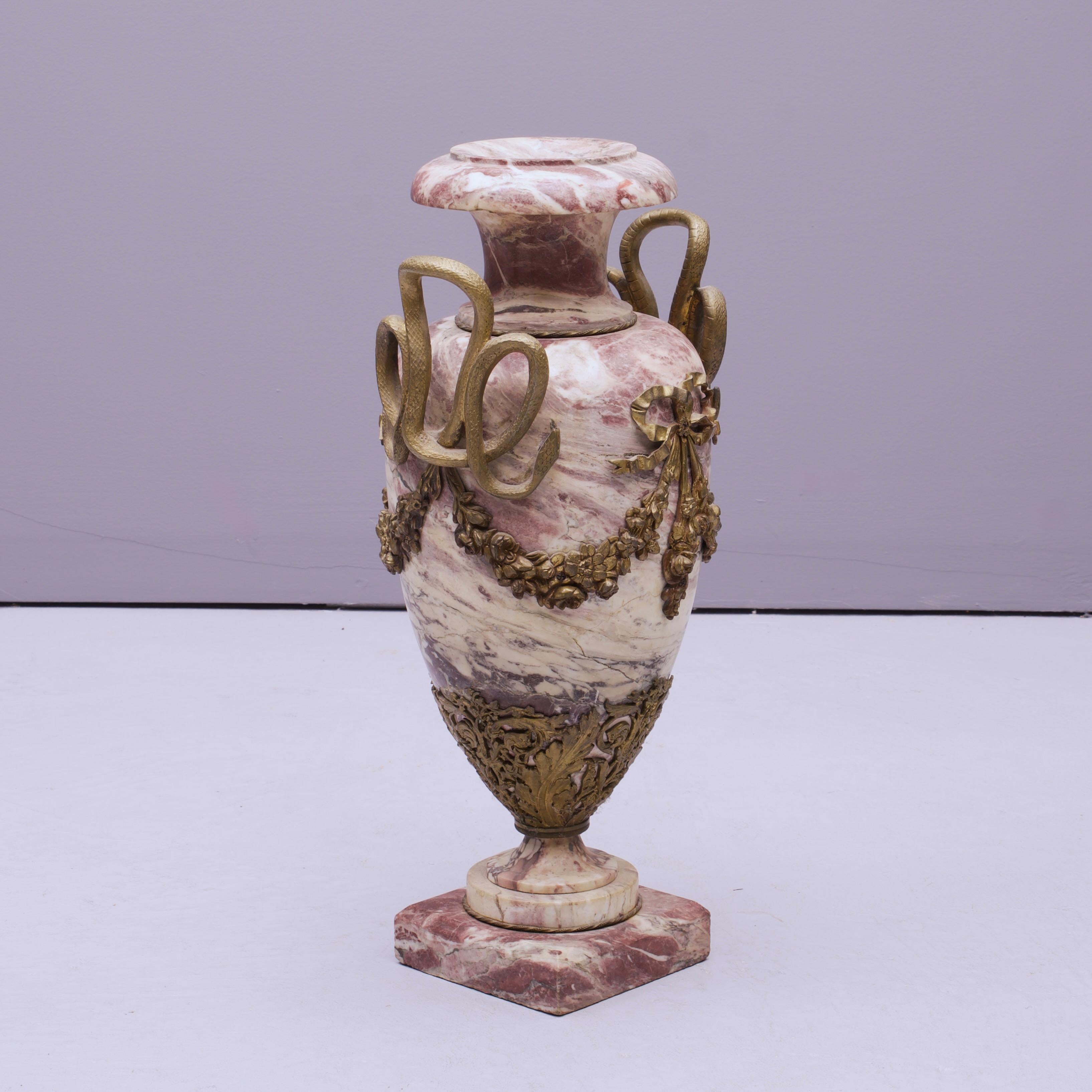 Pieno vittoriano Antica urna in marmo massiccio e bronzo dorato del XIX secolo form A in vendita