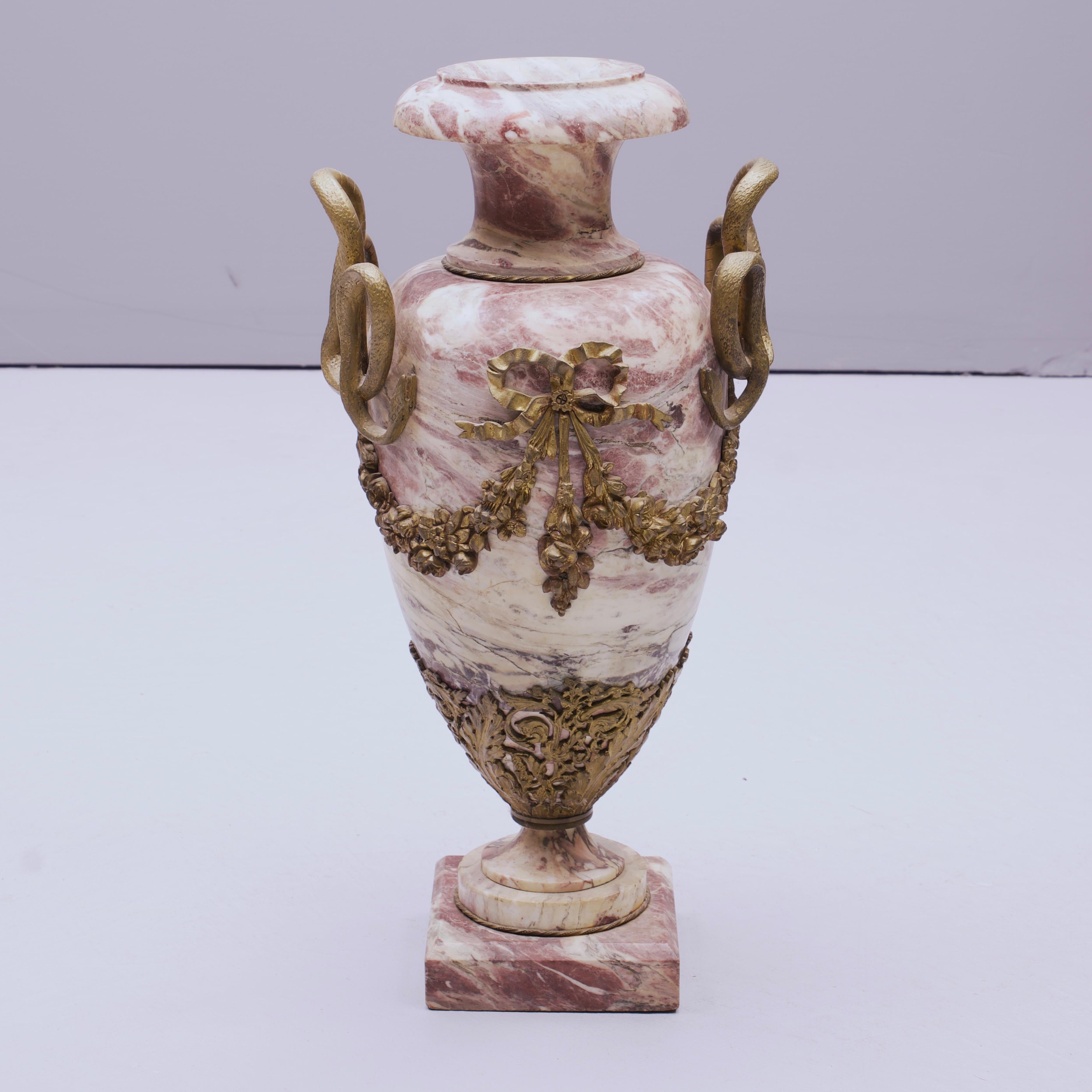 Britannico Antica urna in marmo massiccio e bronzo dorato del XIX secolo form A in vendita