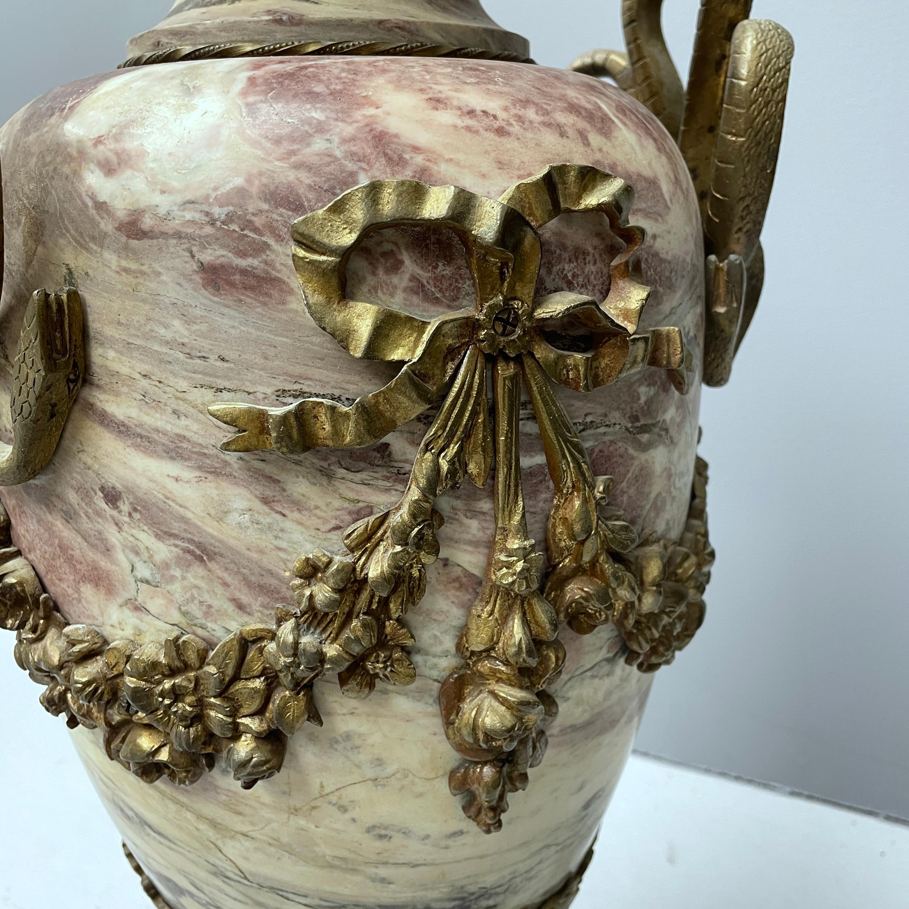 Fatto a mano Antica urna in marmo massiccio e bronzo dorato del XIX secolo form A in vendita