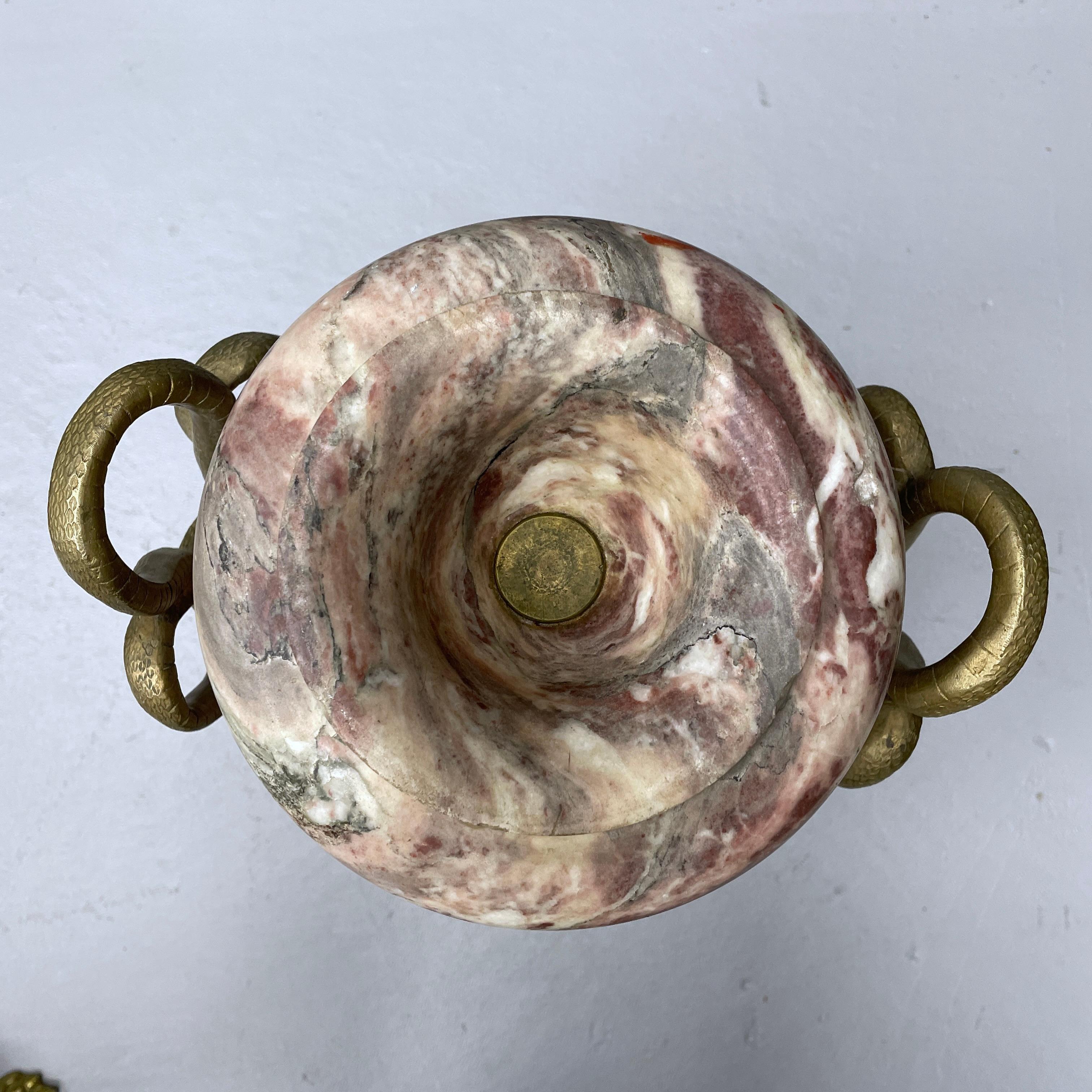 Marmo Antica urna in marmo massiccio e bronzo dorato del XIX secolo form A in vendita