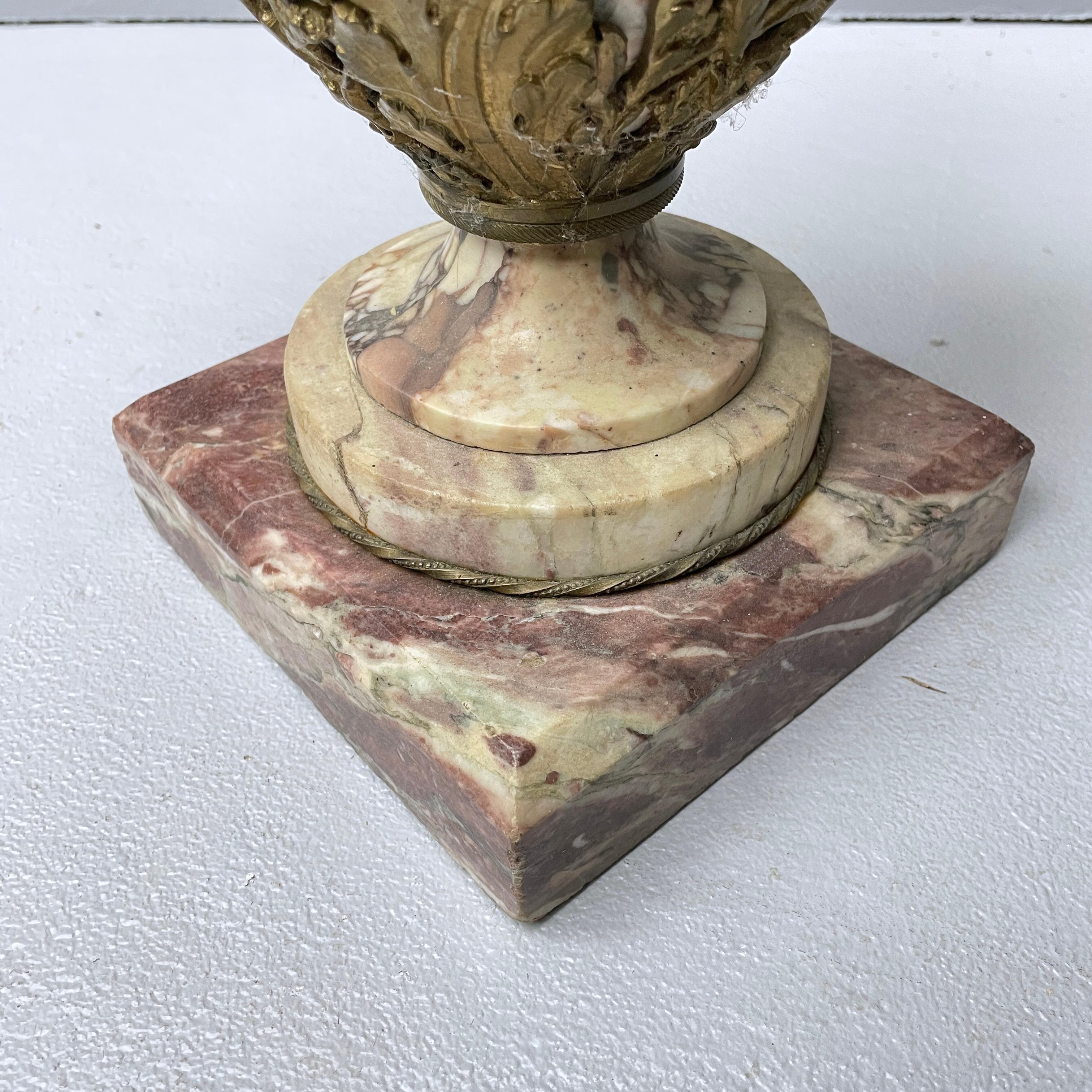 Antica urna in marmo massiccio e bronzo dorato del XIX secolo form A in vendita 1