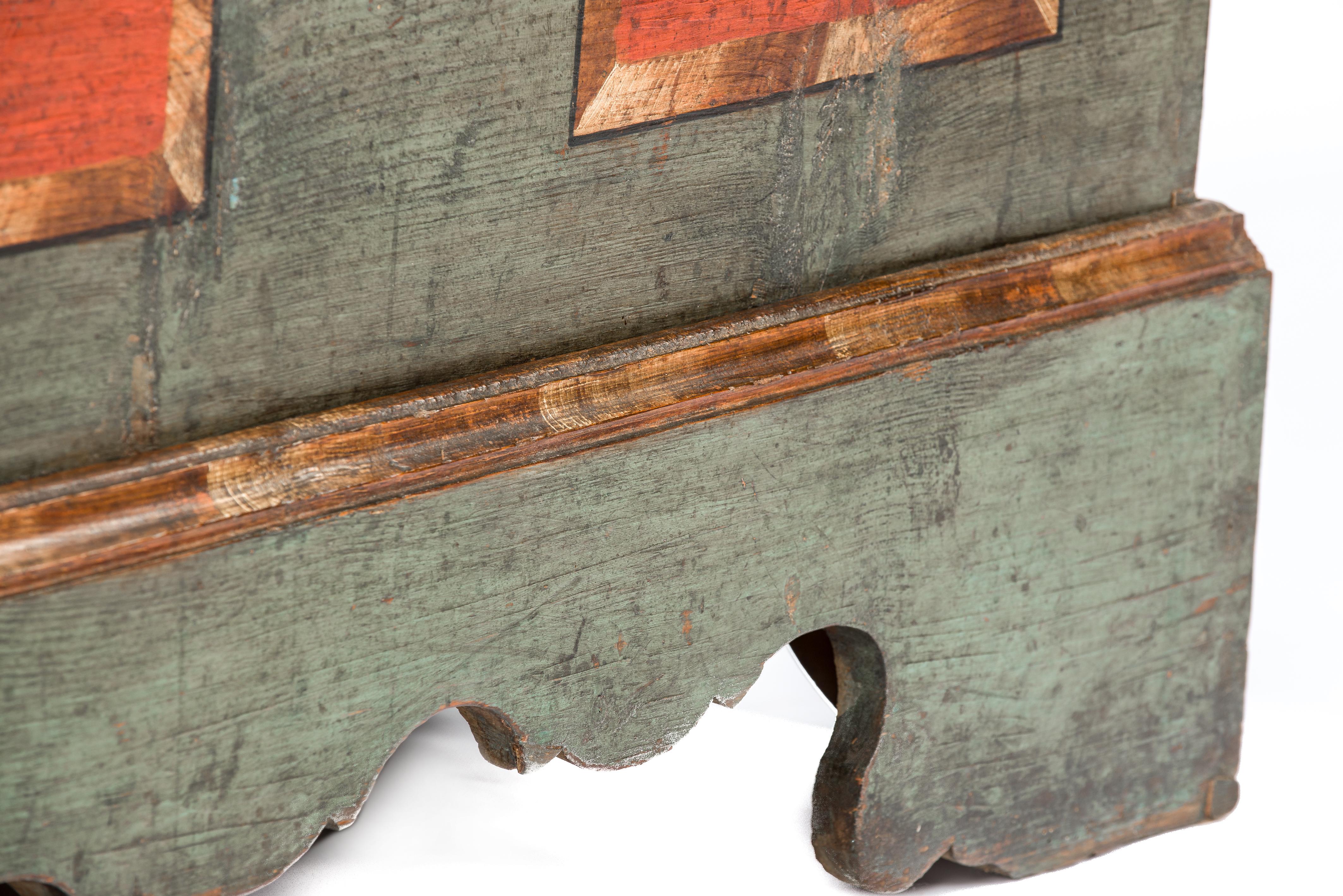 Antike böhmische Truhe aus massivem Kiefernholz und traditioneller Bemalung aus dem 19. Jahrhundert im Angebot 10