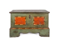 Antico baule o cassapanca boema in pino massiccio e dipinto in modo tradizionale del XIX secolo