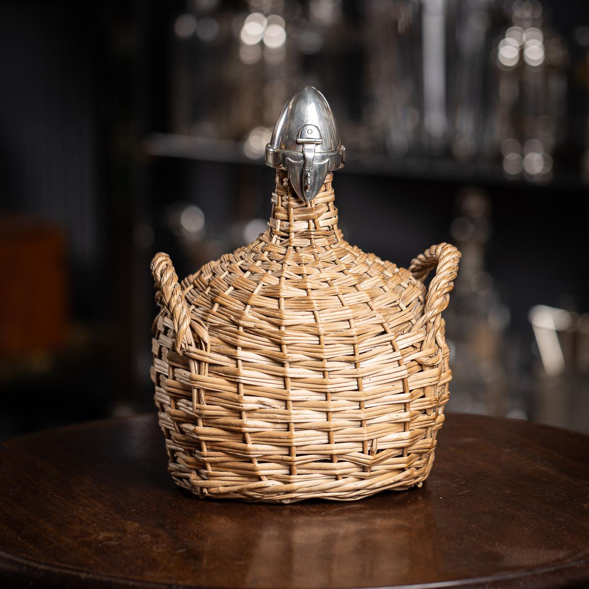 Antico decanter inglese del XIX secolo in argento massiccio e vimini. Il decanter è caratterizzato da un collare in argento massiccio con un cestino a forma di manico intrecciato intorno al bicchiere. 

Argento massiccio inglese (standard 925), anno