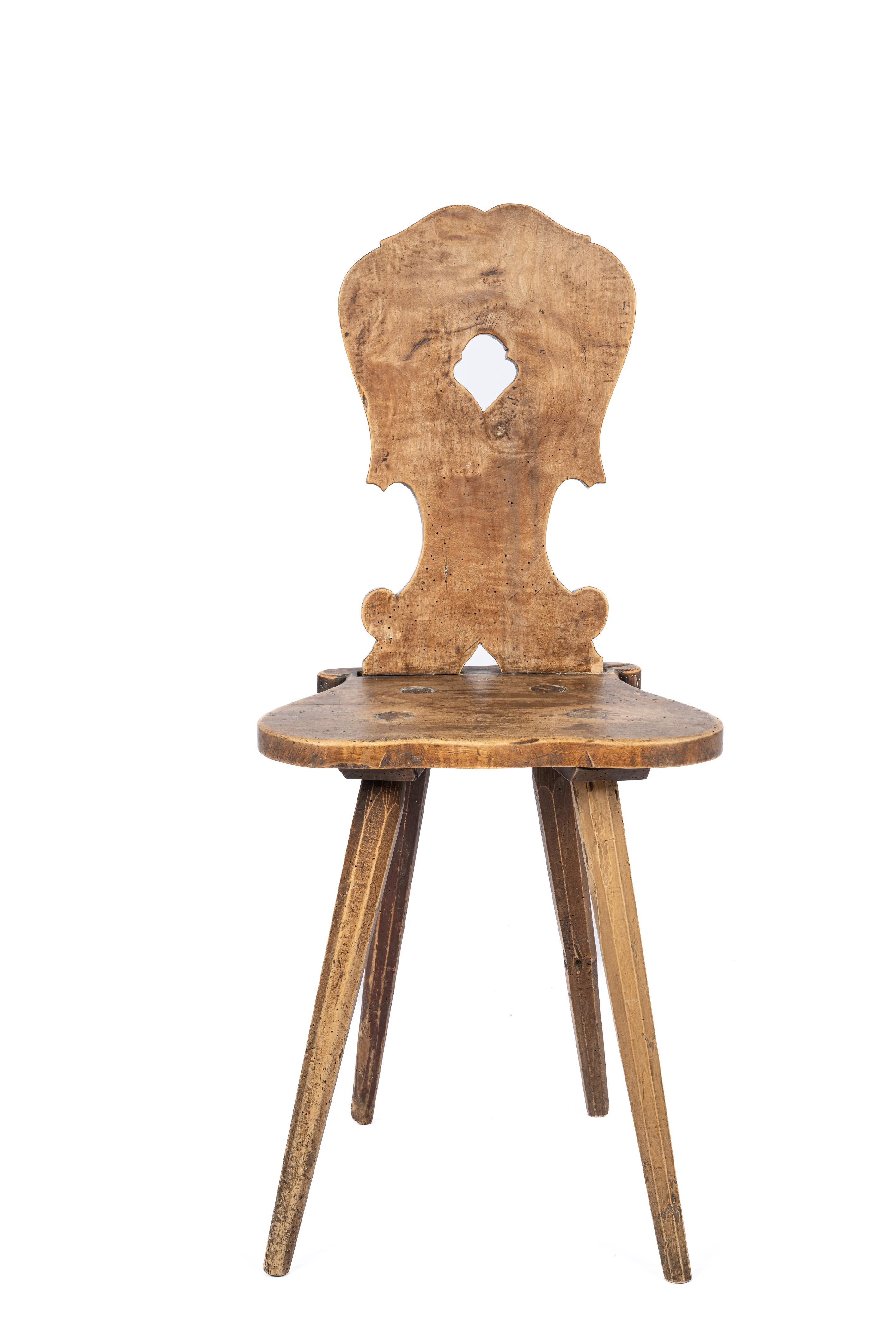 Entdecken Sie diesen exquisiten antiken, primitiven Stuhl, der um 1850 in den süddeutschen Bergen hergestellt wurde. Seine klaren Linien mit sanften Rundungen, die natürliche Ausstrahlung des reinen Holzes und die vielen kleinen Gebrauchsspuren