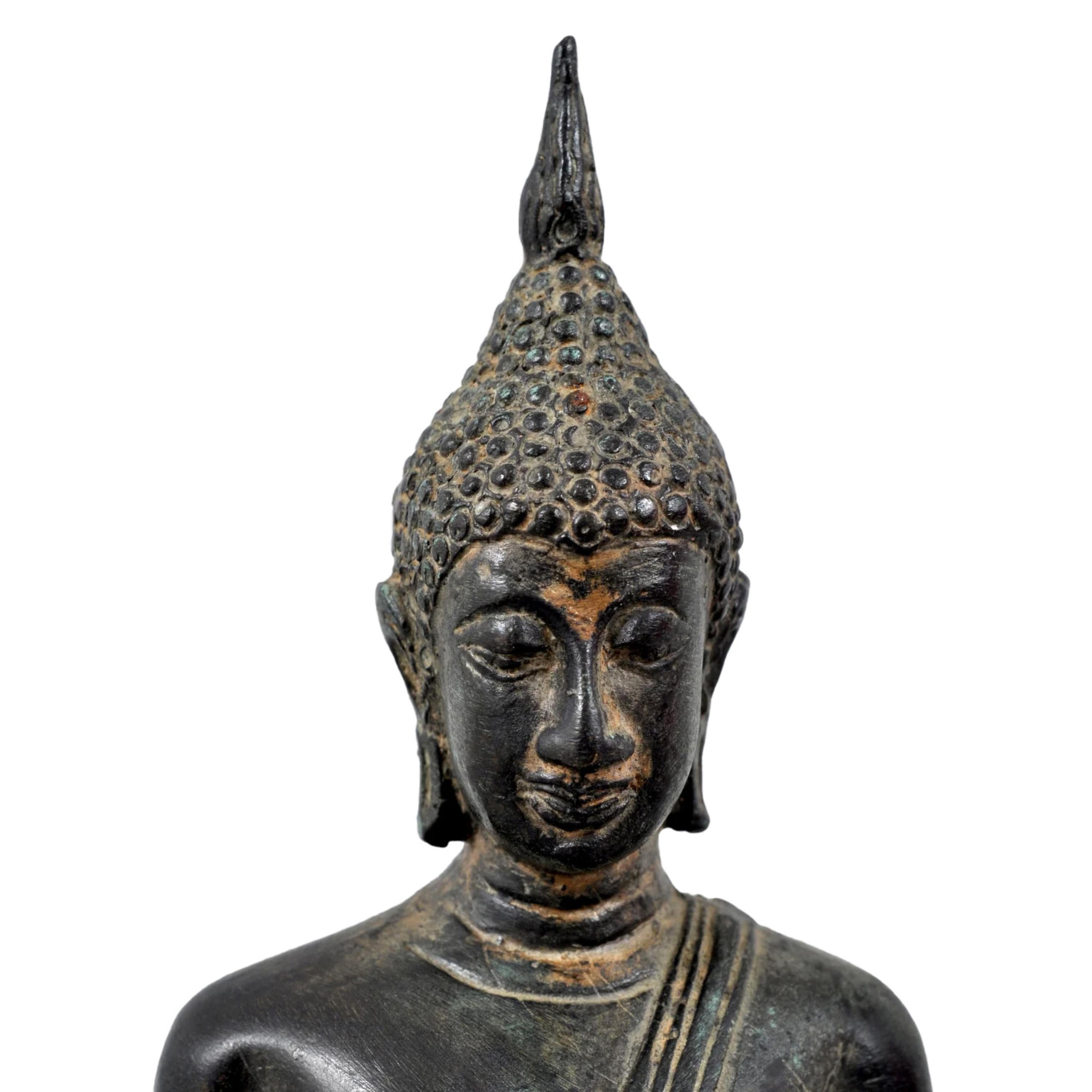 Une bonne statue de Bouddha antique en bronze du début du 19ème siècle de l'Asie du Sud-Est, Circa 1800. 
Le Bouddha est assis sur une base de forme triangulaire à décor de lotus, les mains du Bouddha étant posées dans une mudra/gesture typique. La