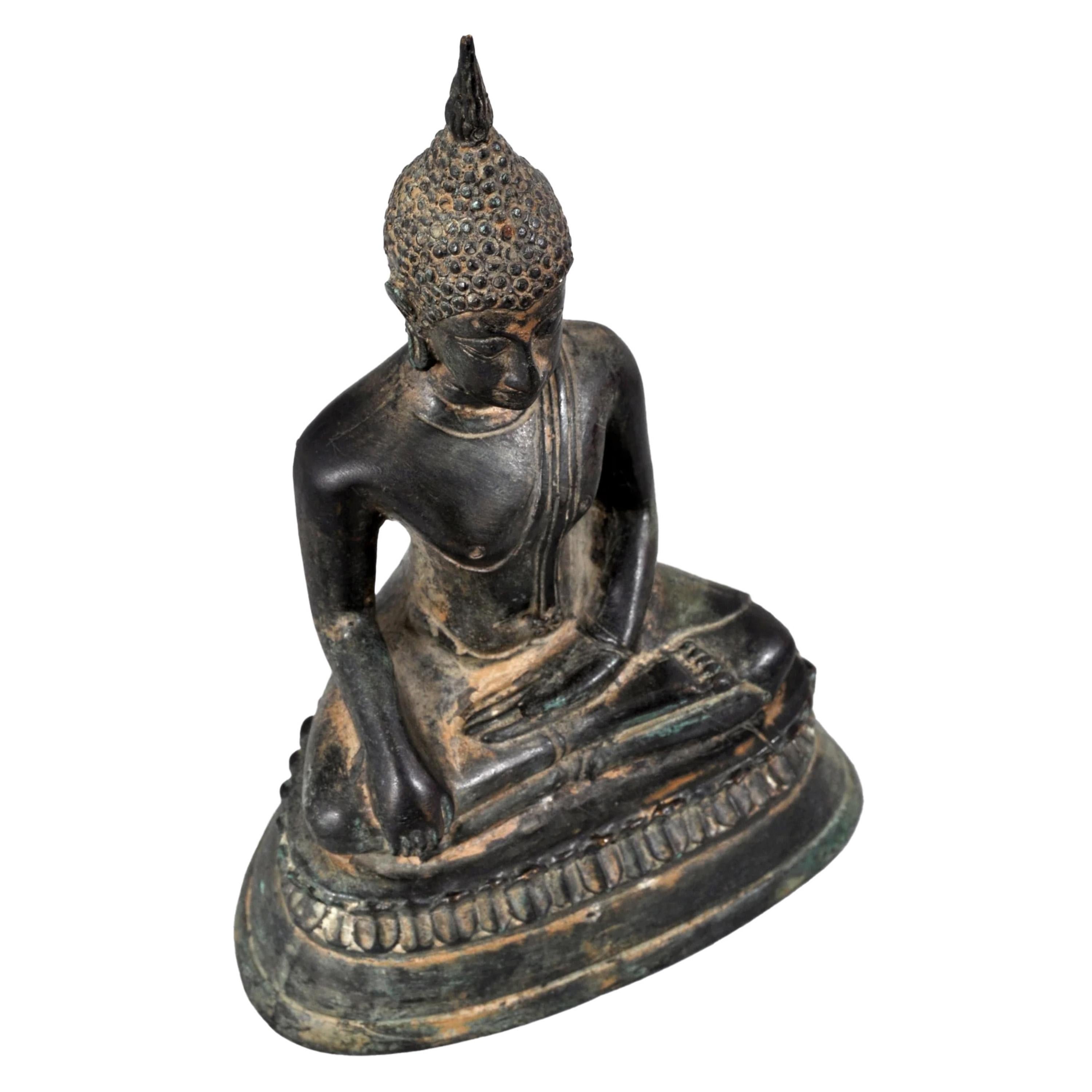 Bronze Statue de Bouddha en bronze coulé ancienne du 19ème siècle d'Asie du Sud-Est Sculpture 1800 en vente