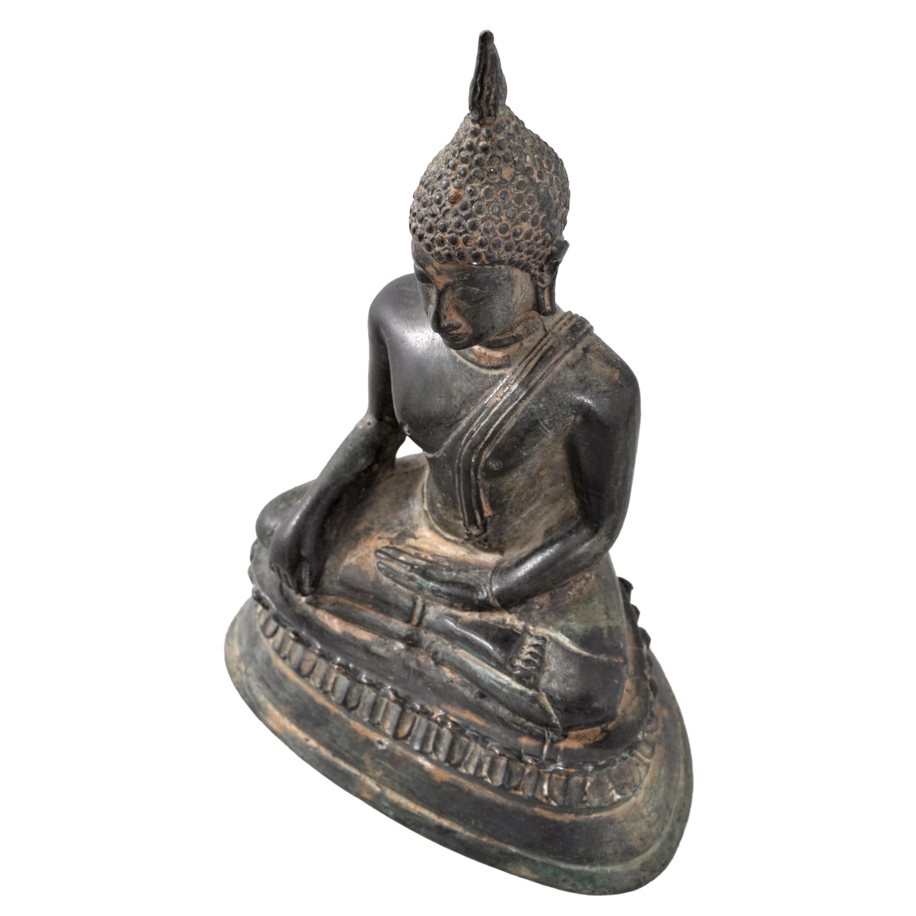 Statue de Bouddha en bronze coulé ancienne du 19ème siècle d'Asie du Sud-Est Sculpture 1800 en vente 1