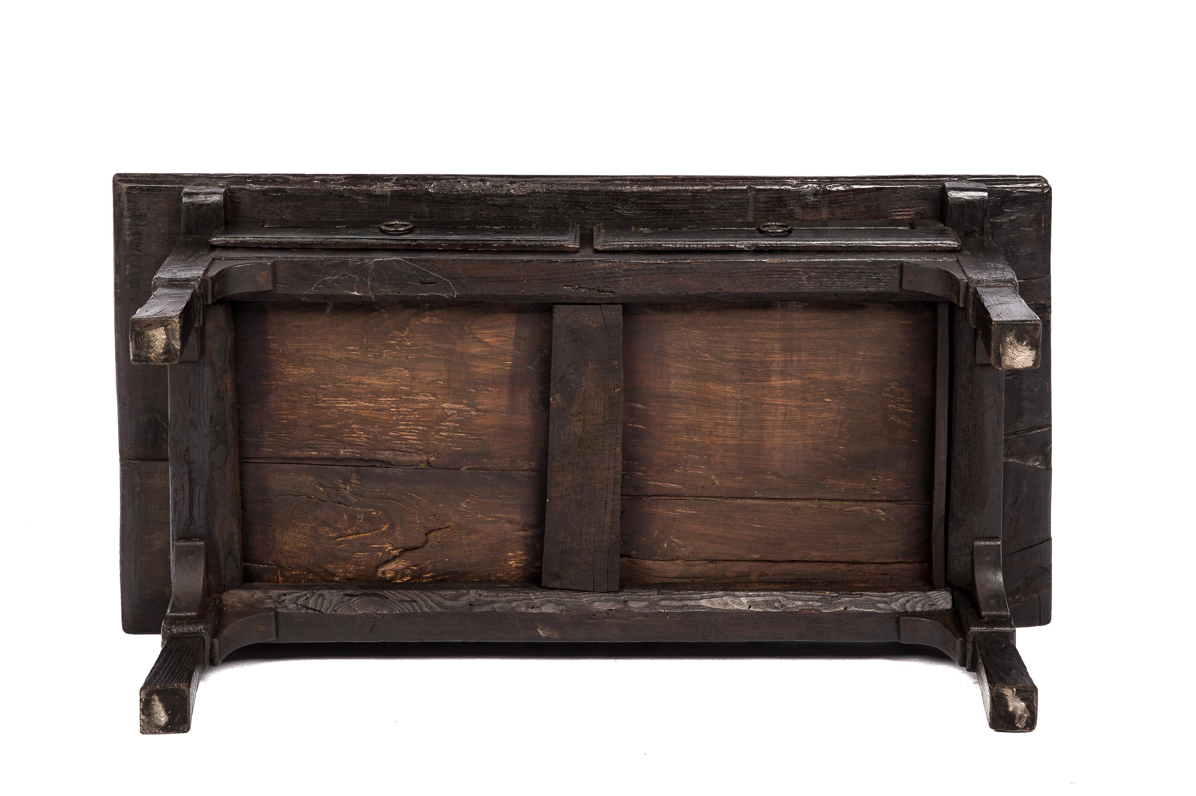 Antique 19th Century Spanish Rustic Black Solid Chestnut Wood Coffee Table For Sale 6