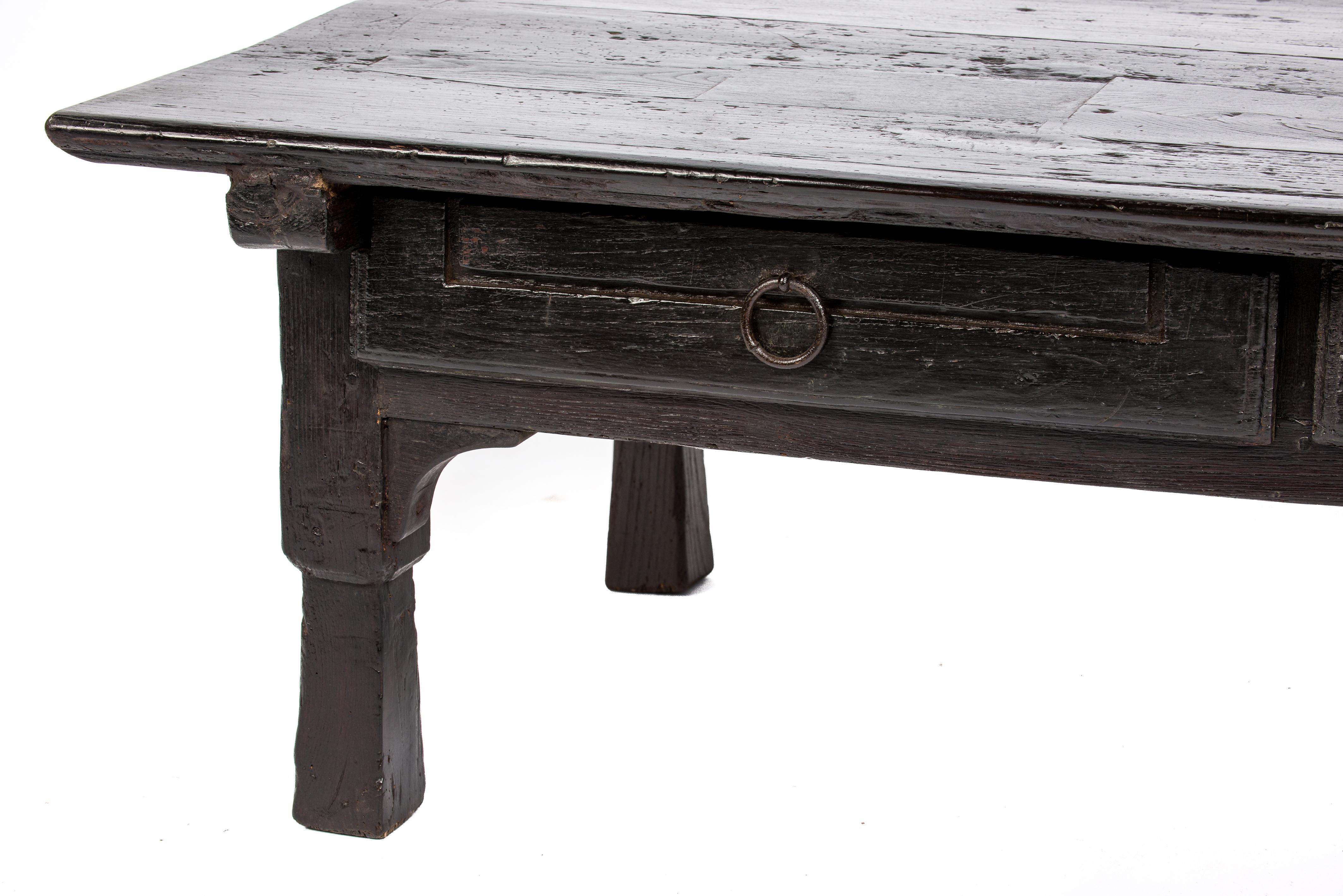 Polished Antique 19th Century Spanish Rustic Black Solid Chestnut Wood Coffee Table For Sale