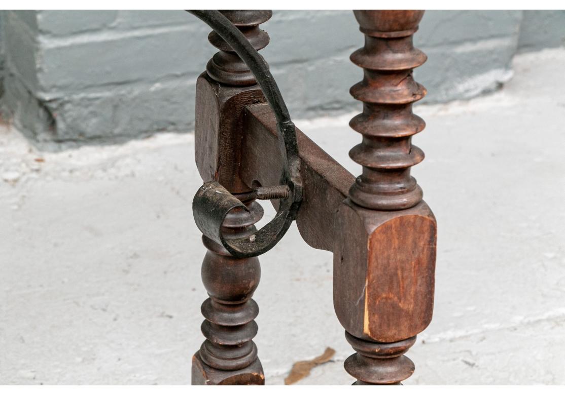 Antiker spanischer Beistelltisch des 19. Jahrhunderts mit gedrechselten Bobbin-Beinen im Zustand „Starke Gebrauchsspuren“ im Angebot in Bridgeport, CT