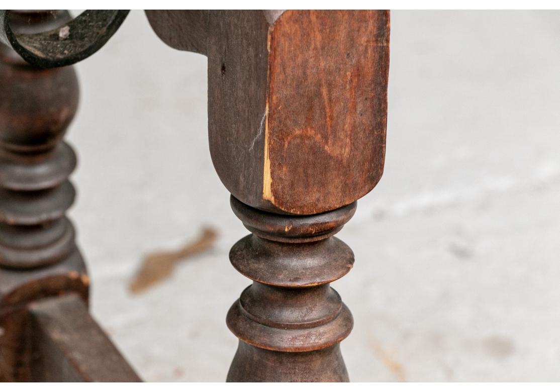 Bois Ancienne table d'appoint espagnole du 19ème siècle avec pieds tournés en forme de bobine en vente