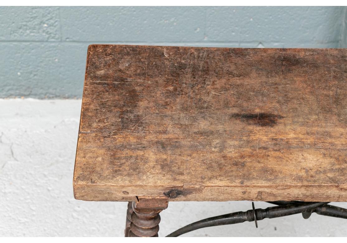 Ancienne table d'appoint espagnole du 19ème siècle avec pieds tournés en forme de bobine en vente 1