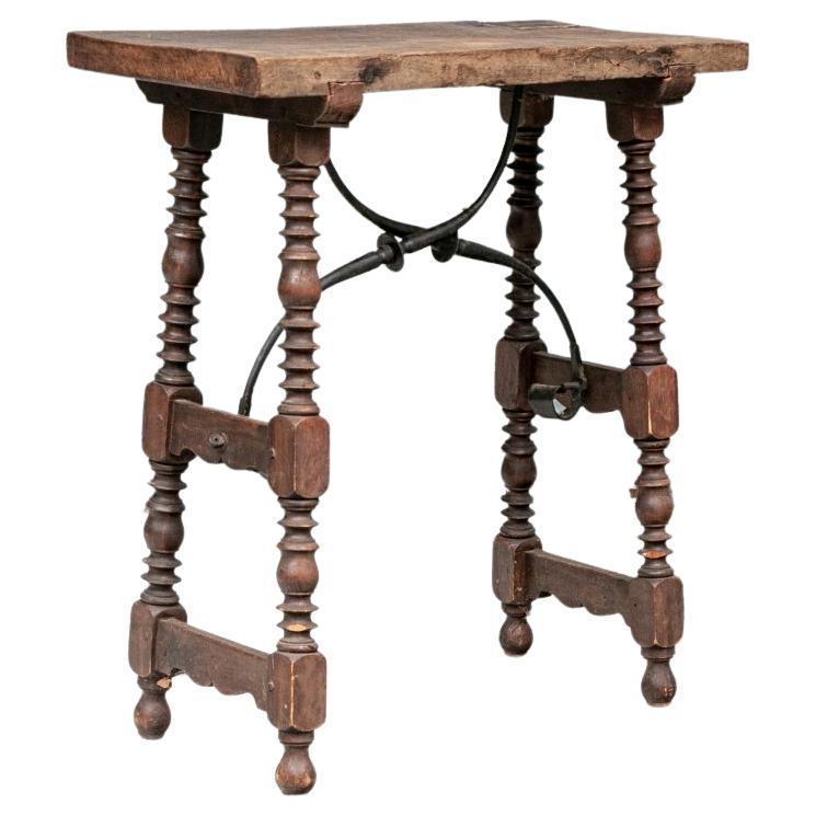 Ancienne table d'appoint espagnole du 19ème siècle avec pieds tournés en forme de bobine
