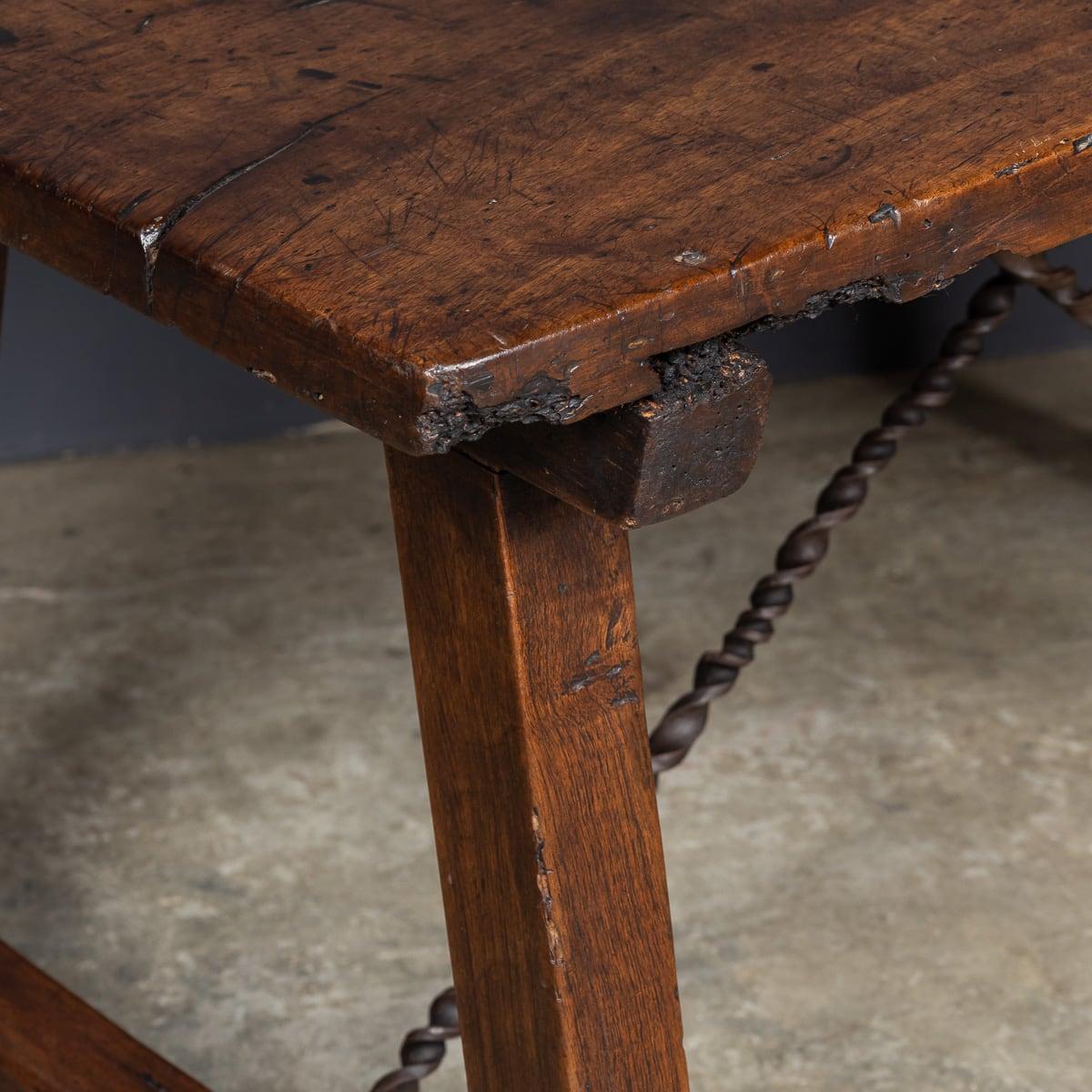 Table espagnole ancienne du 19ème siècle avec détails en fer torsadé, vers 1850 en vente 3