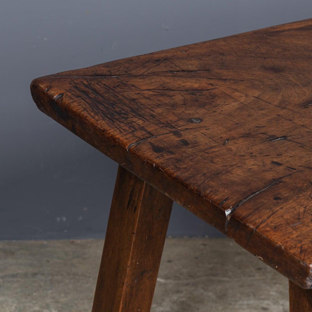 Table espagnole ancienne du 19ème siècle avec détails en fer torsadé, vers 1850 en vente 4