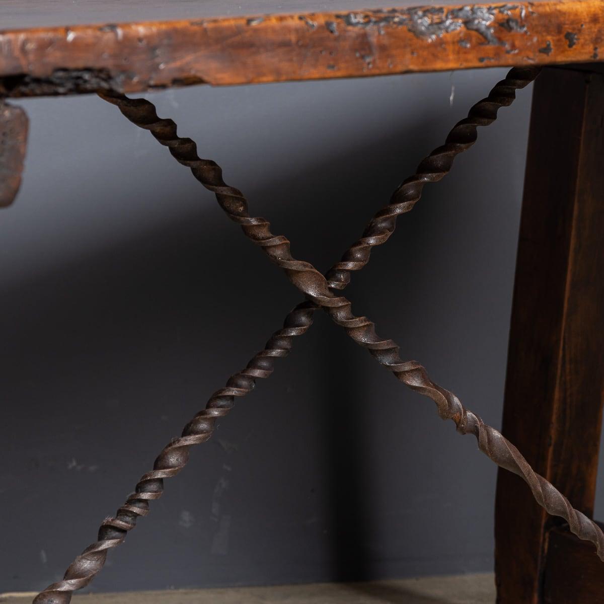Table espagnole ancienne du 19ème siècle avec détails en fer torsadé, vers 1850 en vente 6