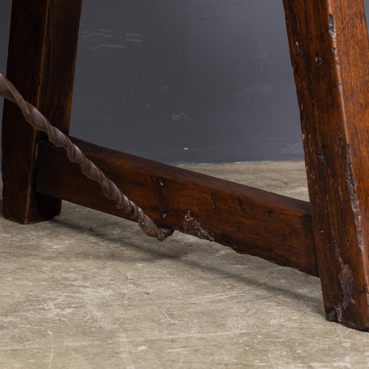 Table espagnole ancienne du 19ème siècle avec détails en fer torsadé, vers 1850 en vente 7