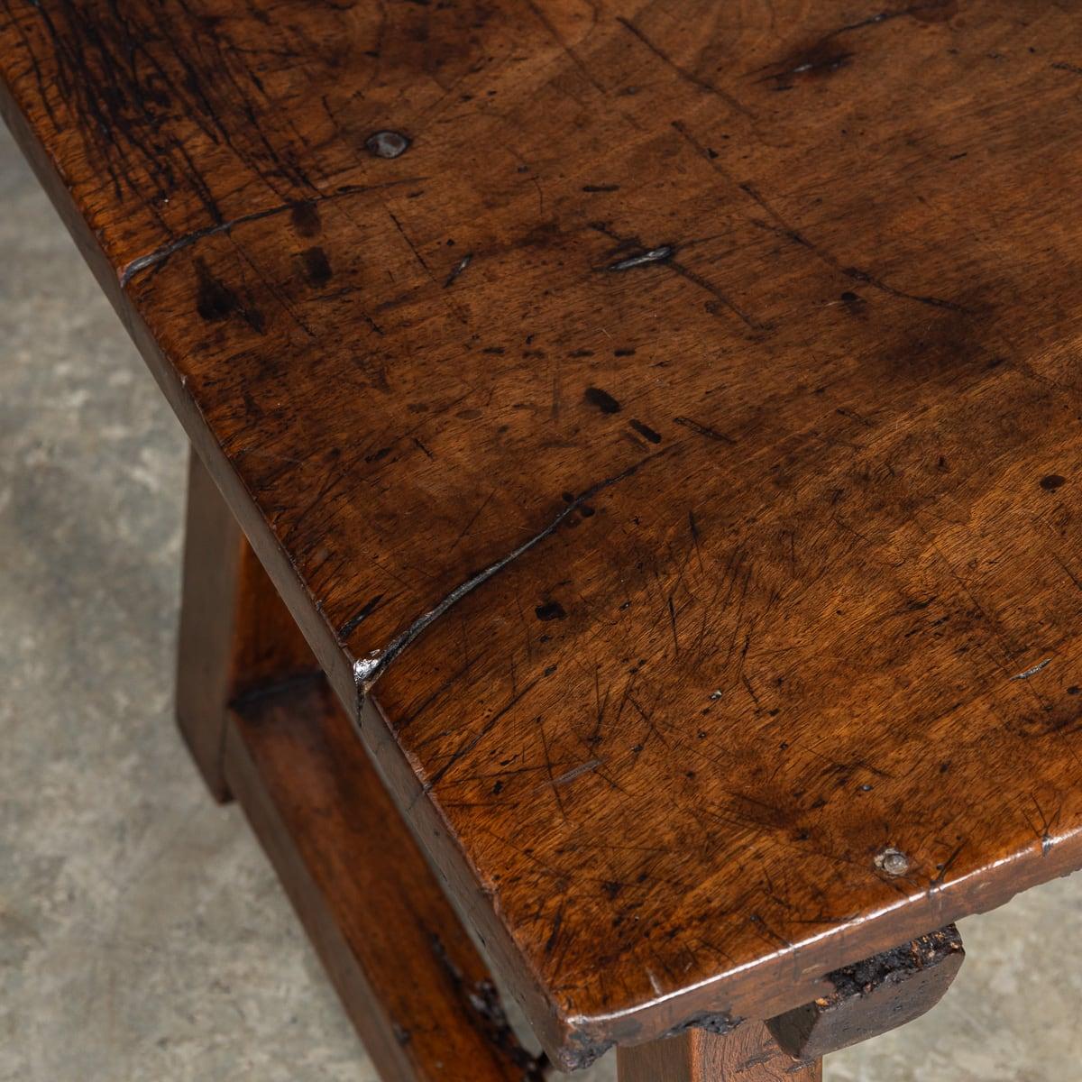 Table espagnole ancienne du 19ème siècle avec détails en fer torsadé, vers 1850 en vente 8