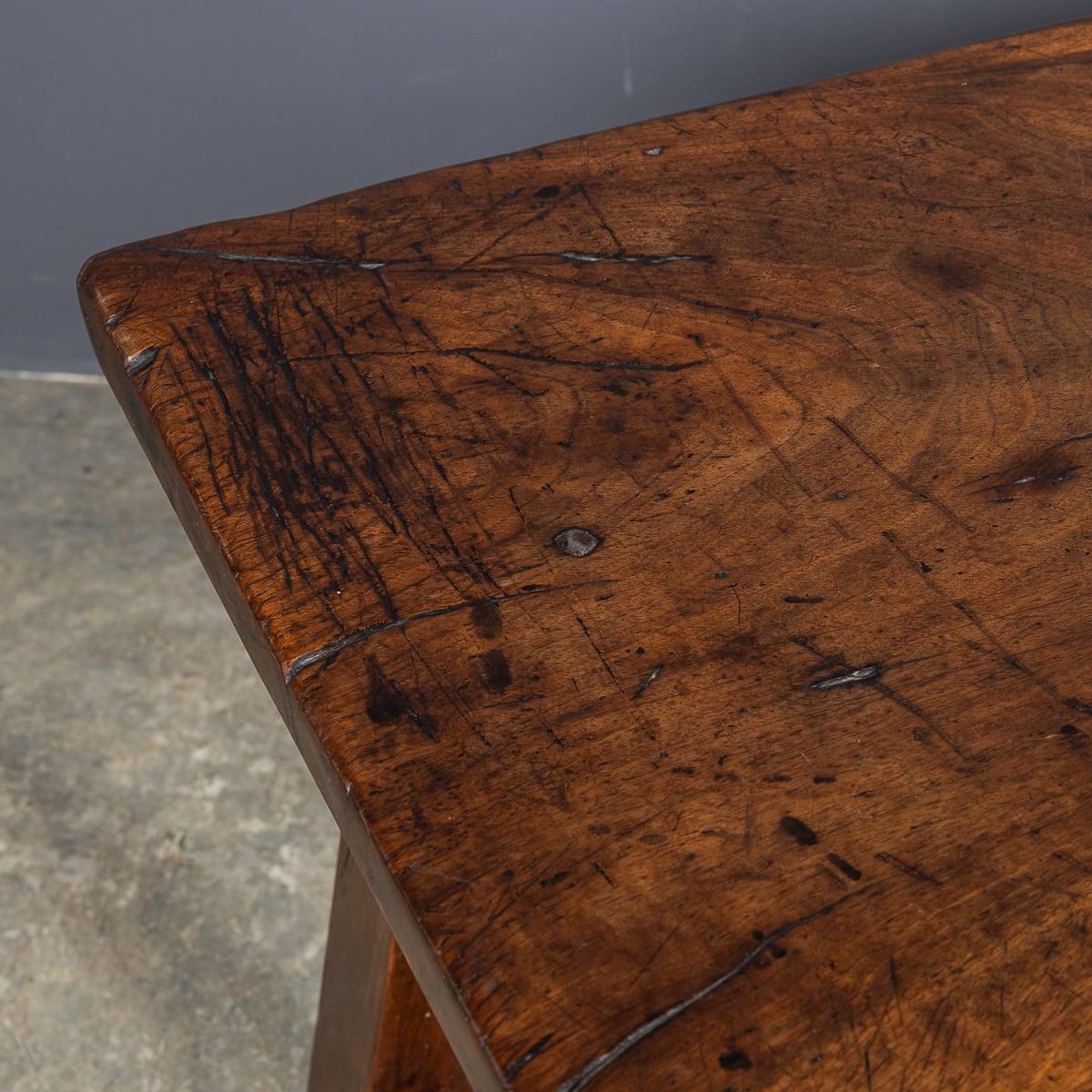Table espagnole ancienne du 19ème siècle avec détails en fer torsadé, vers 1850 en vente 9