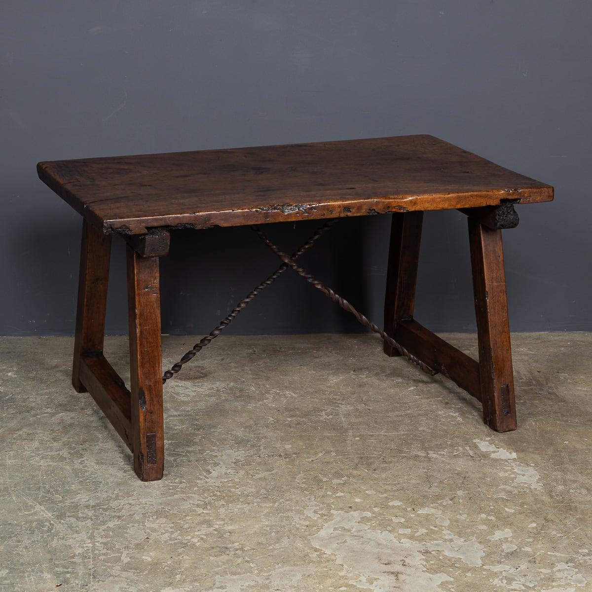 Table espagnole ancienne du 19ème siècle, avec des supports en fer torsadé et du bois d'if, présentant une patine exceptionnelle due à l'âge.

CONDITION
En très bon état - Usure due à l'âge. Veuillez vous référer aux photographies. 

TAILLE
Hauteur