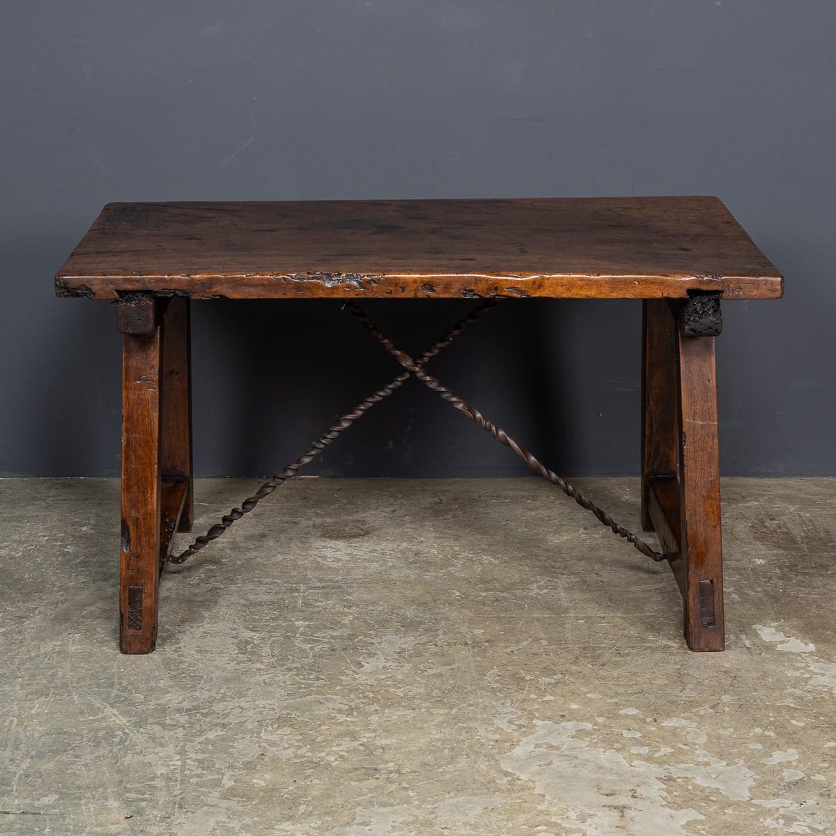 Autre Table espagnole ancienne du 19ème siècle avec détails en fer torsadé, vers 1850 en vente