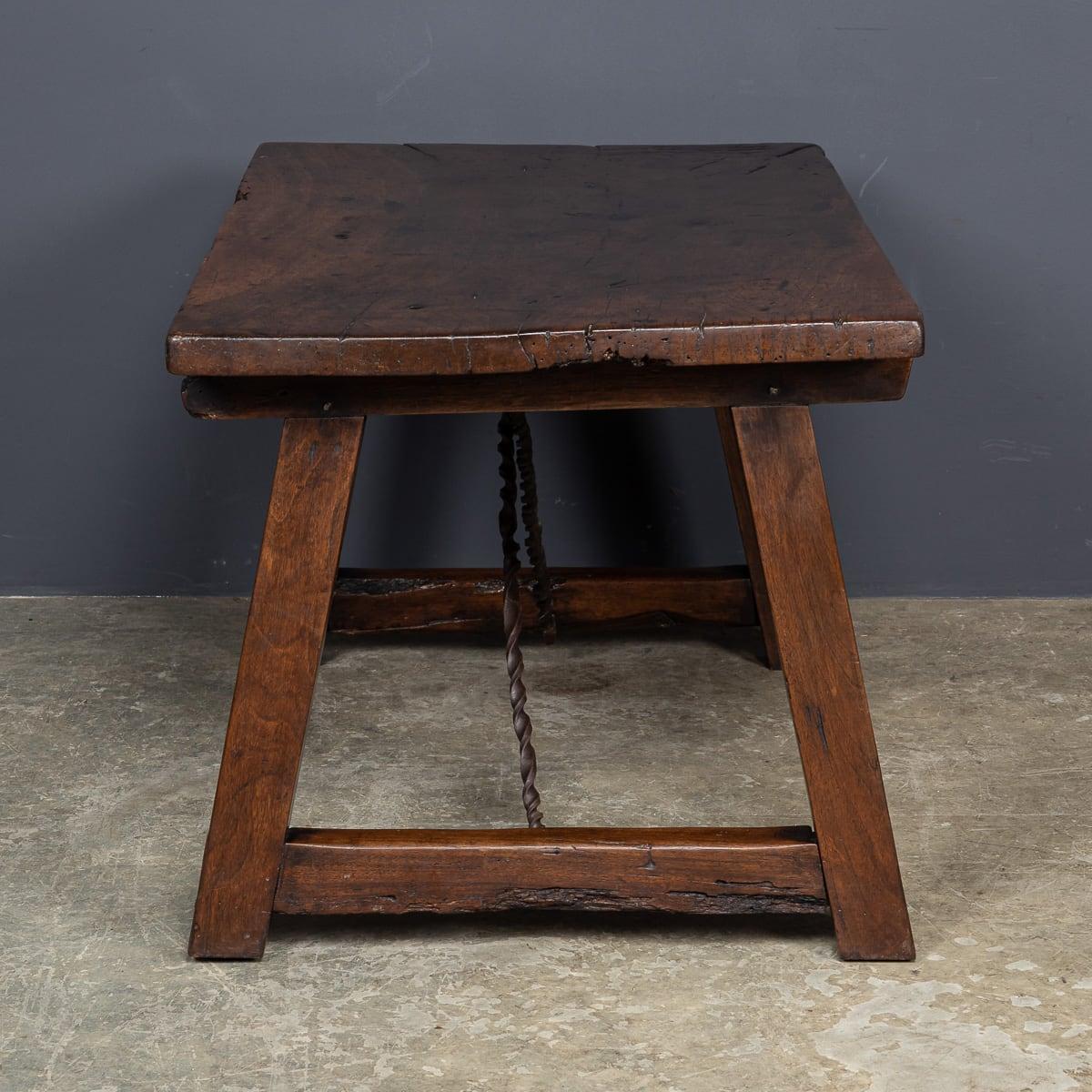 Espagnol Table espagnole ancienne du 19ème siècle avec détails en fer torsadé, vers 1850 en vente