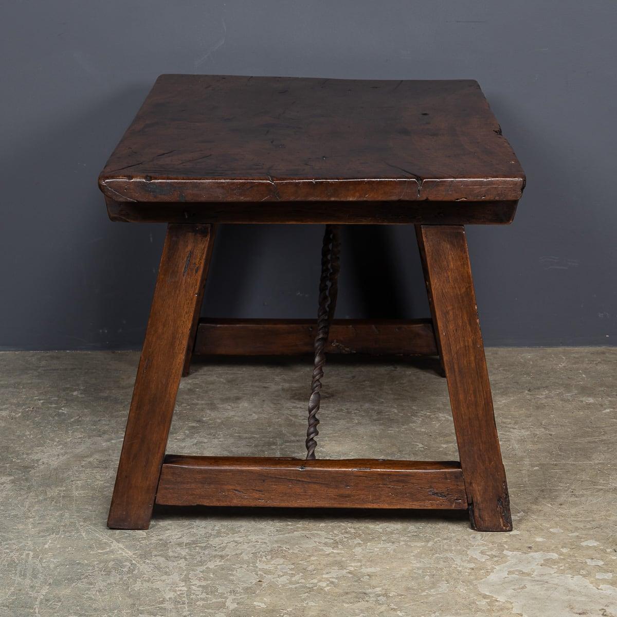 XIXe siècle Table espagnole ancienne du 19ème siècle avec détails en fer torsadé, vers 1850 en vente